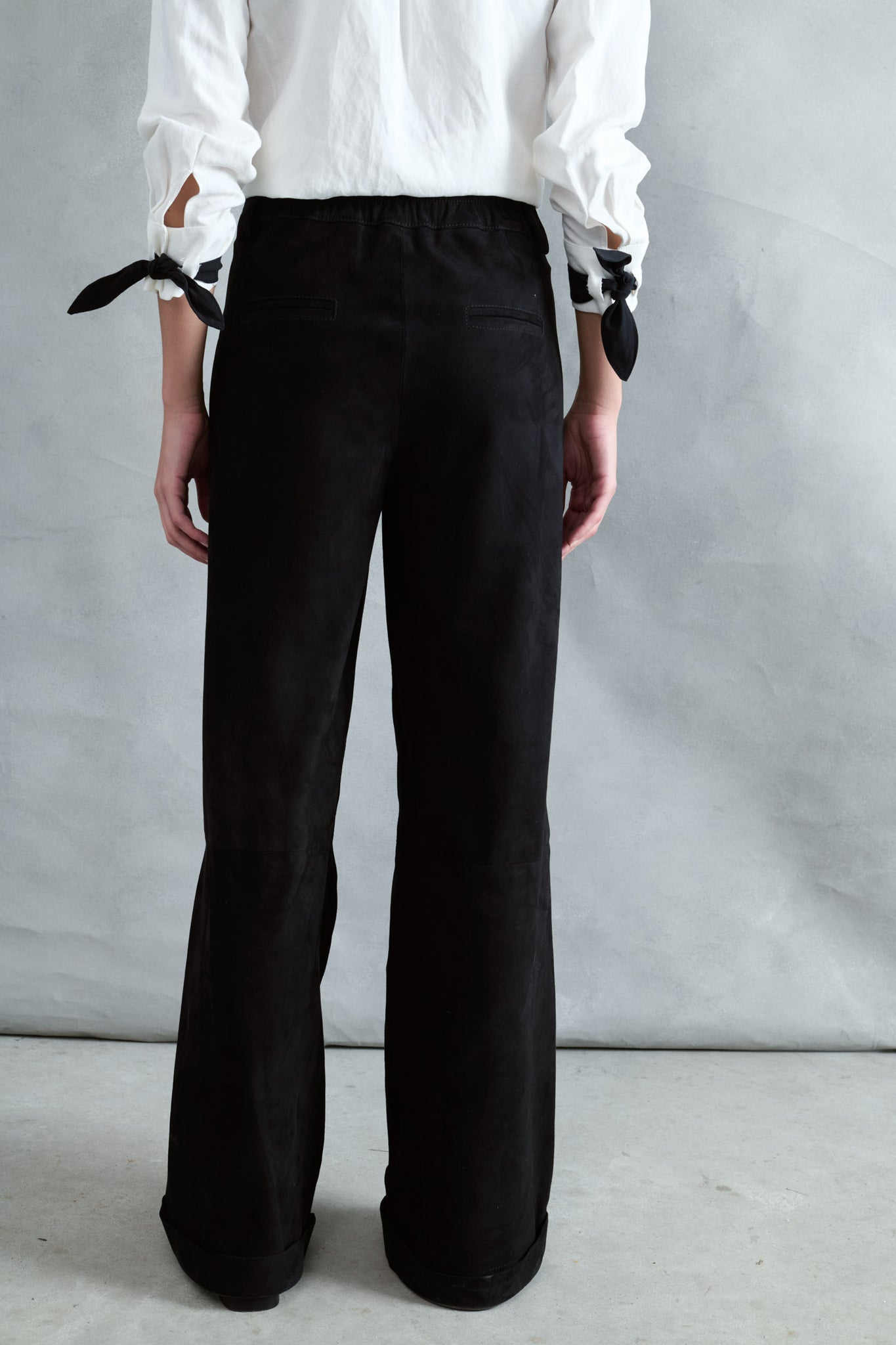 PANTALÓN BACHE ANTE NEGRO