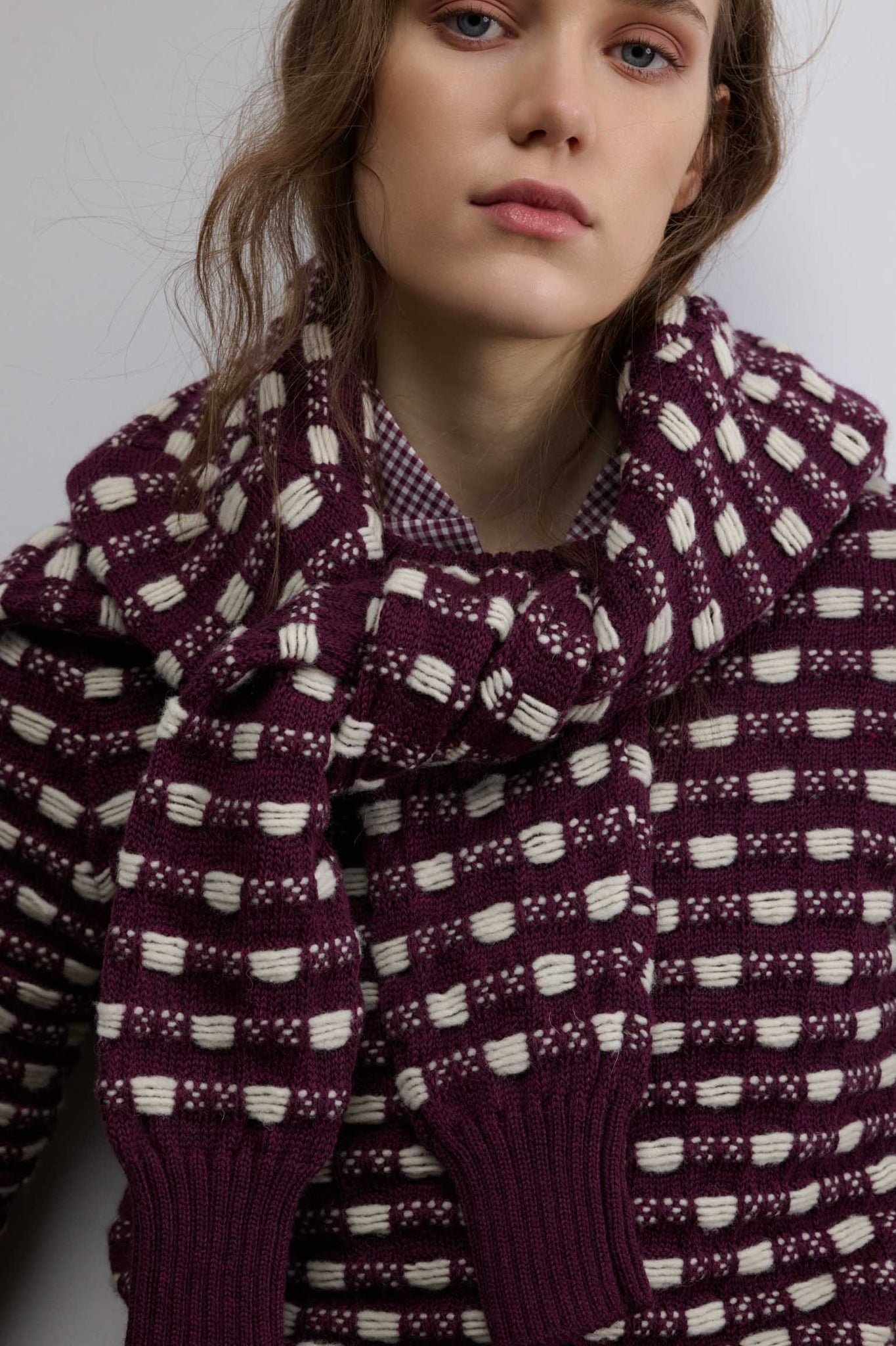 JERSEY RAYO GRANATE CON PESPUNTES CRUDOS