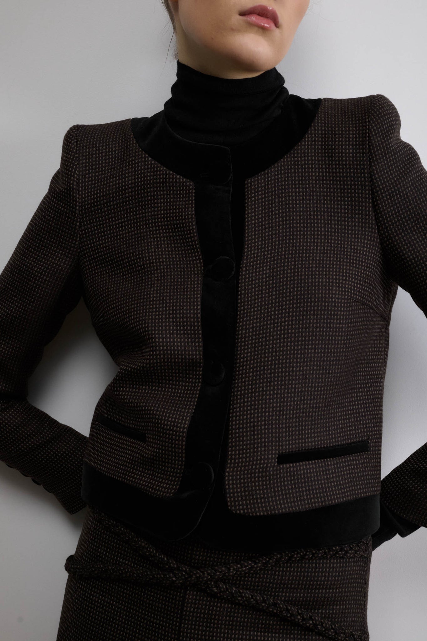 CHAQUETA SESGO NEGRO CON PUNTOS