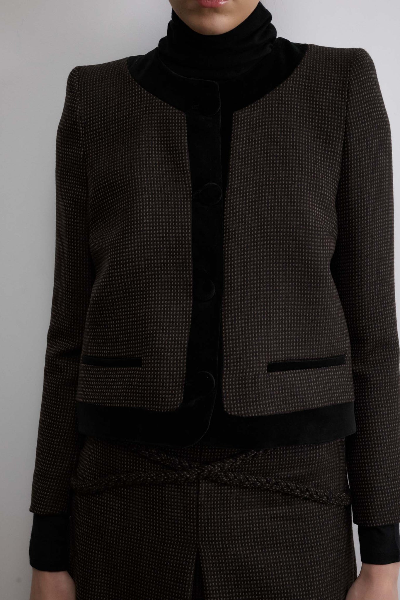 CHAQUETA SESGO NEGRO CON PUNTOS