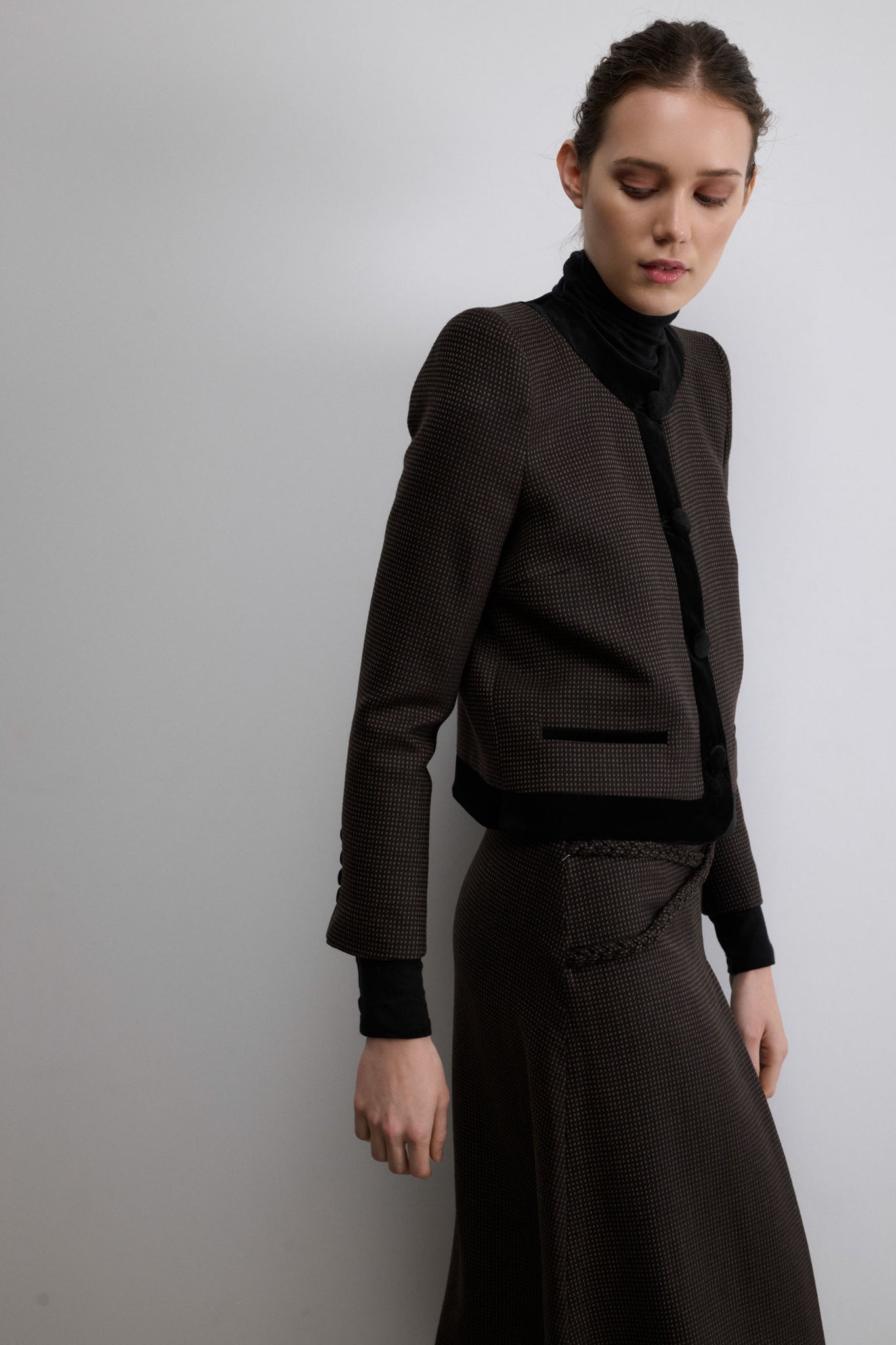 CHAQUETA SESGO NEGRO CON PUNTOS