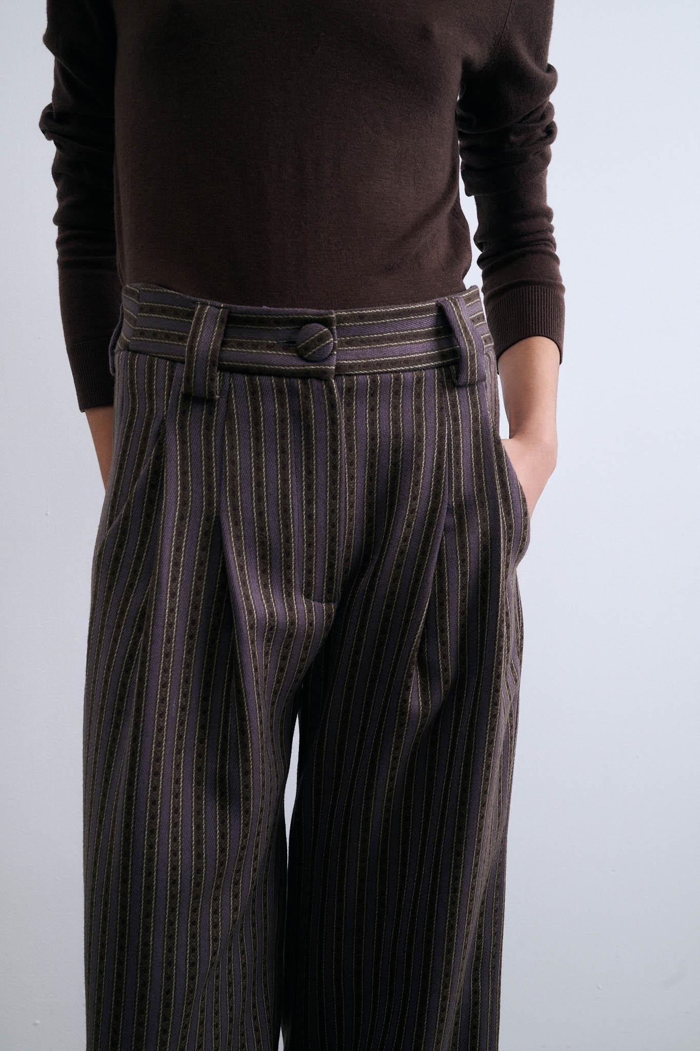 PANTALÓN PUENTE MALVA RAYAS PESPUNTE MARRONES