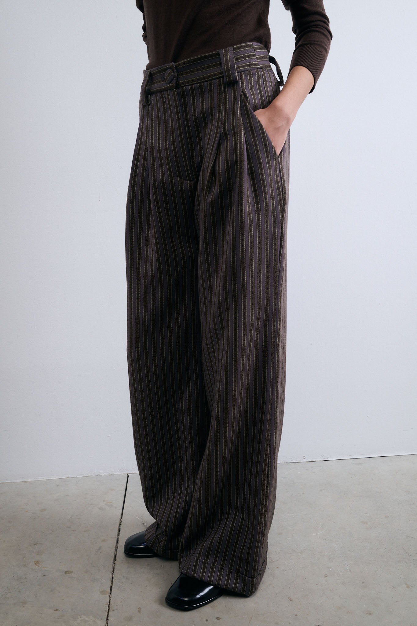 PANTALÓN PUENTE MALVA RAYAS PESPUNTE MARRONES