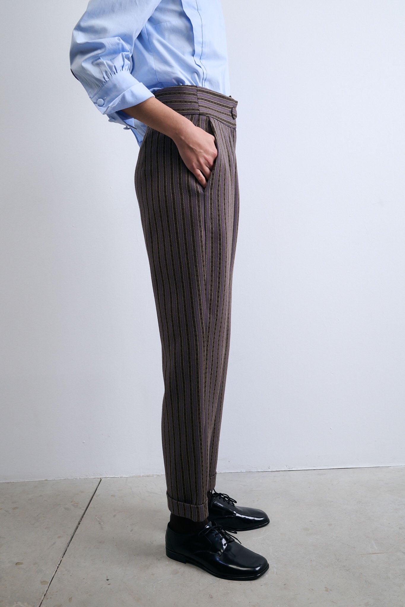 PANTALÓN ARROYO MALVA RAYAS PESPUNTE MARRONES