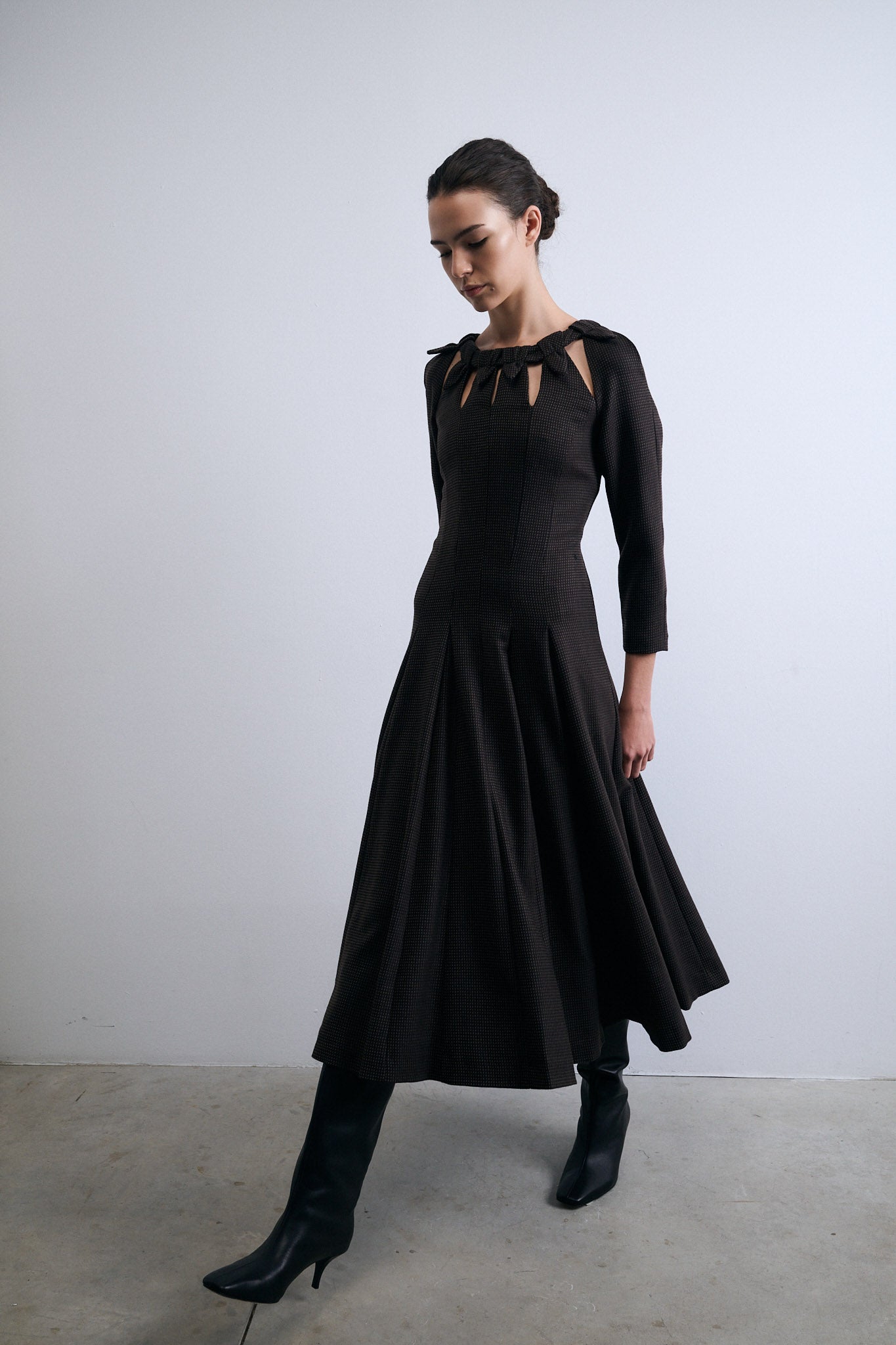 VESTIDO HOJA NEGRO CON PUNTOS