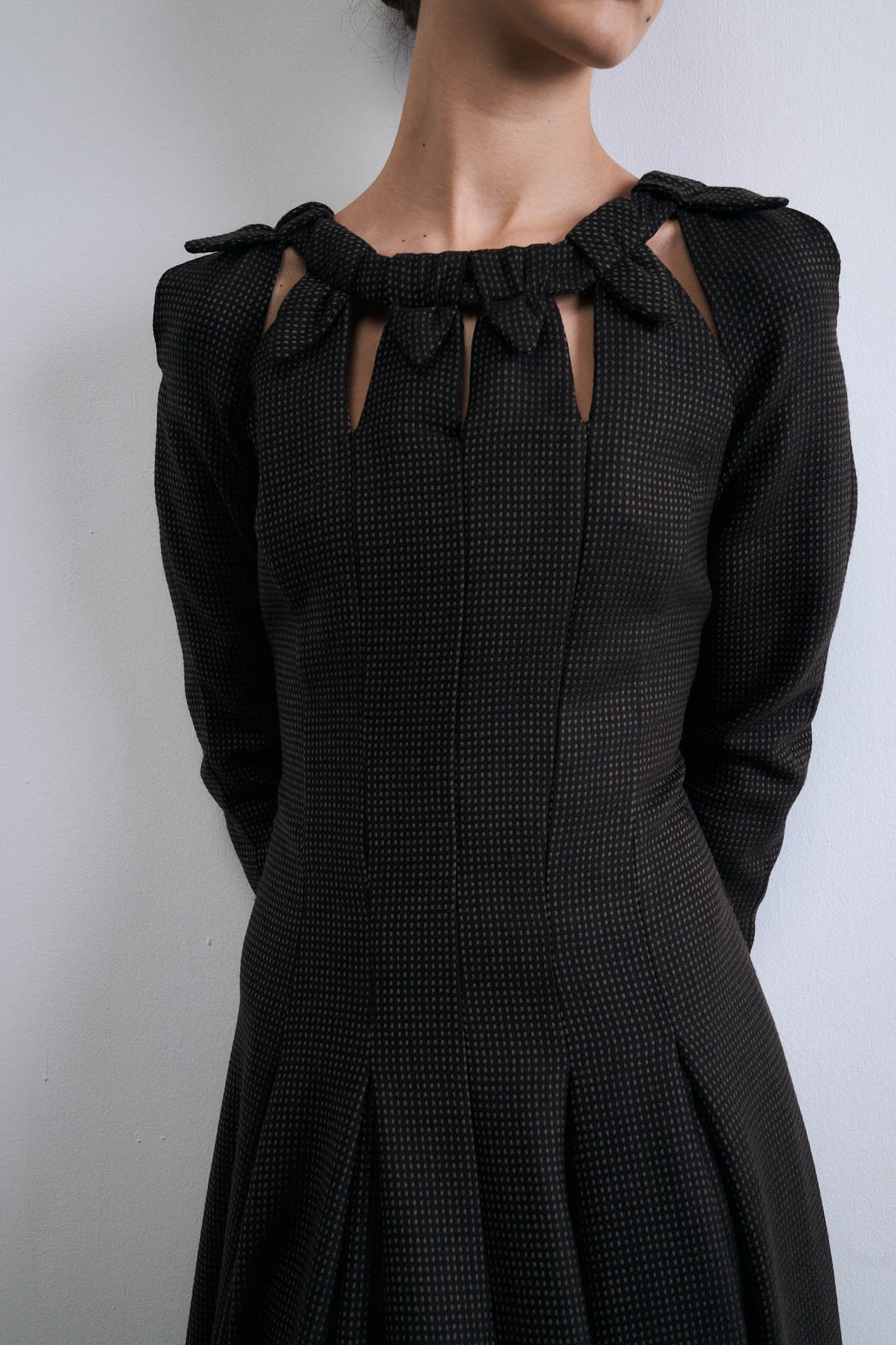 VESTIDO HOJA NEGRO CON PUNTOS