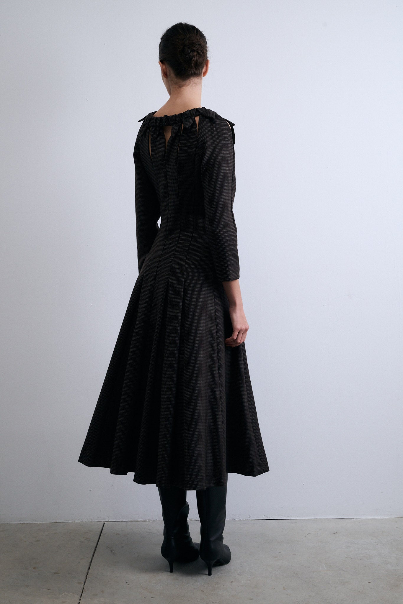 VESTIDO HOJA NEGRO CON PUNTOS