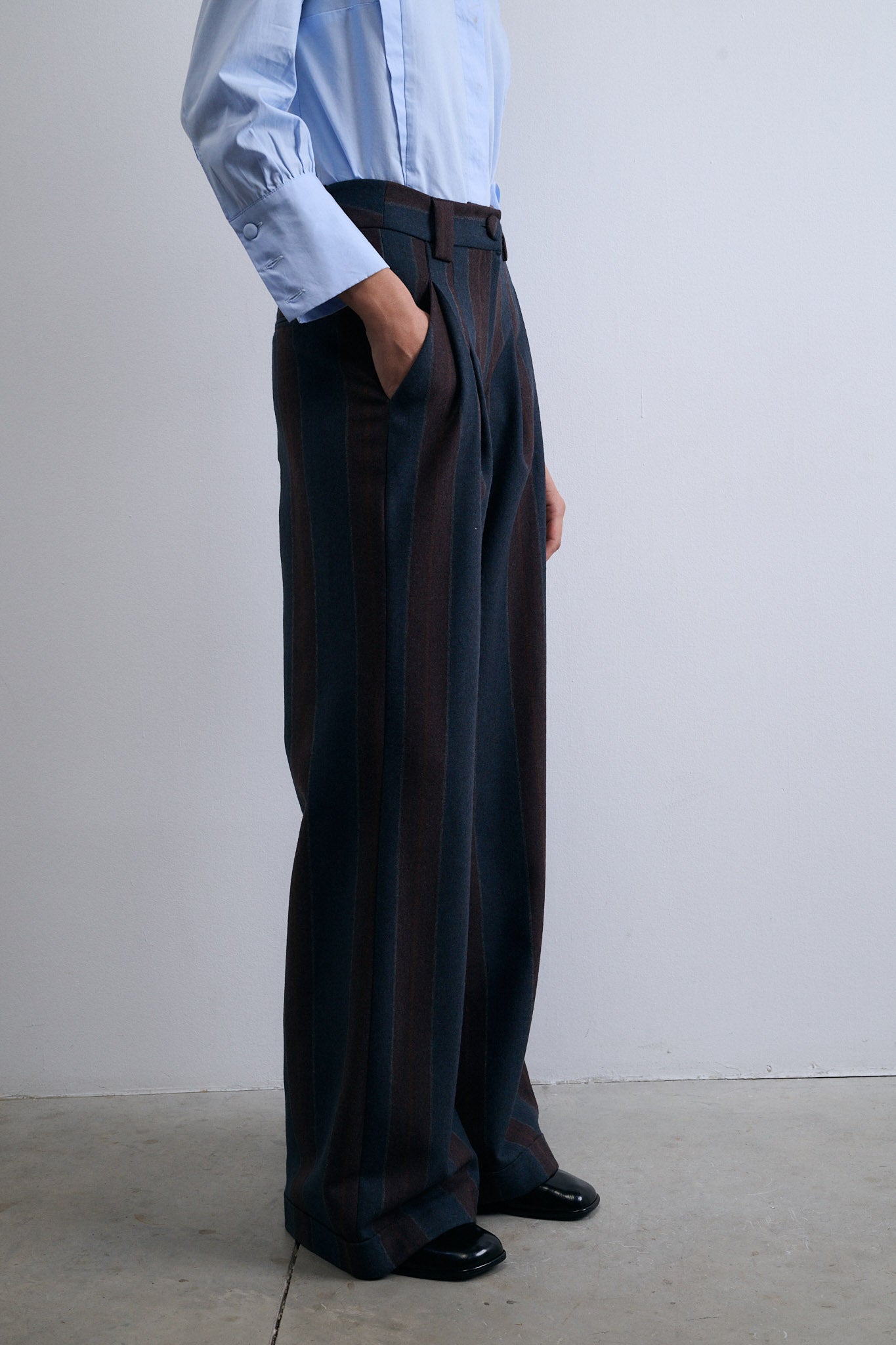 PANTALÓN PUENTE RAYA ANCHA AZUL Y GRANATE