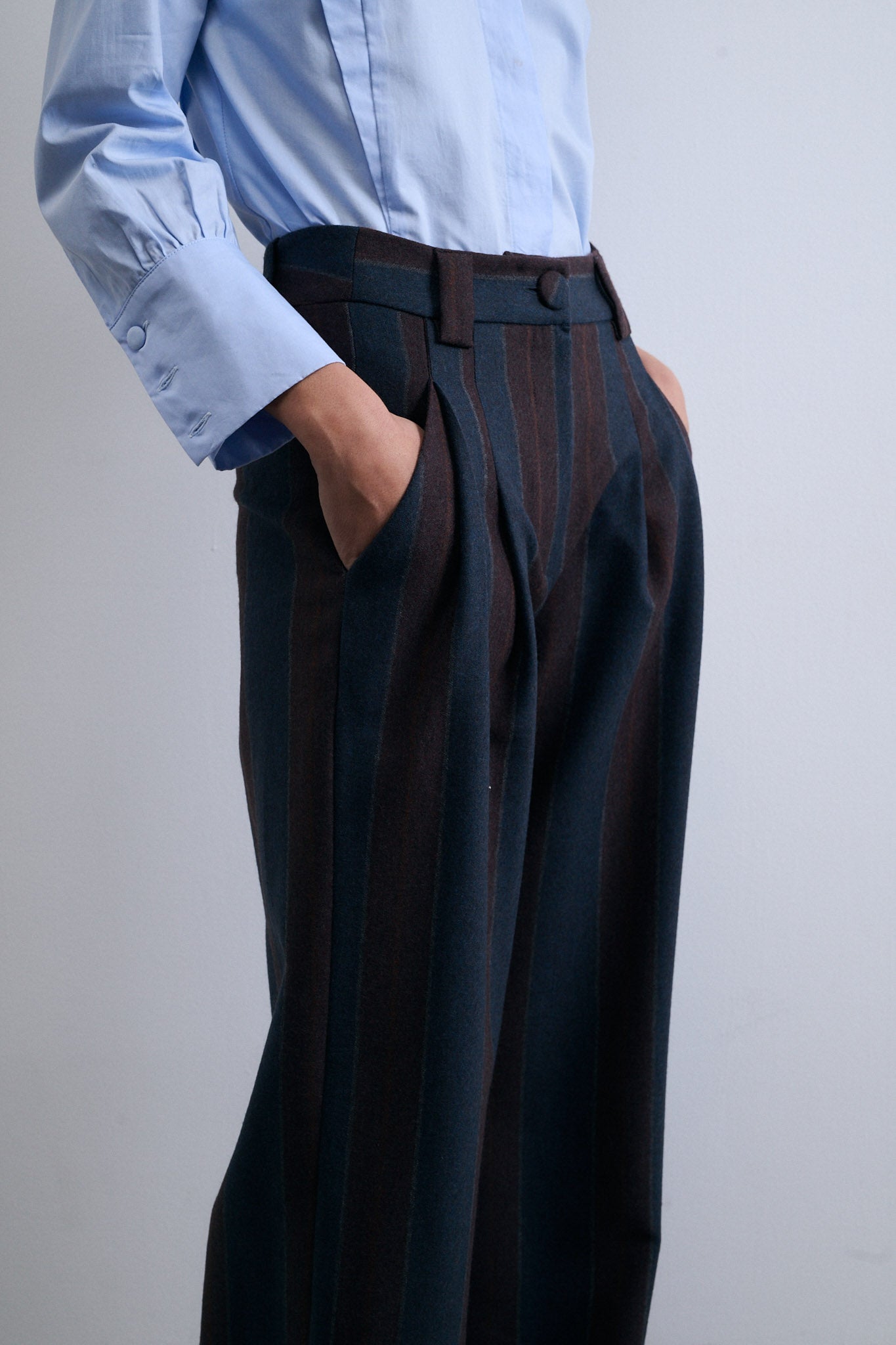 PANTALÓN PUENTE RAYA ANCHA AZUL Y GRANATE