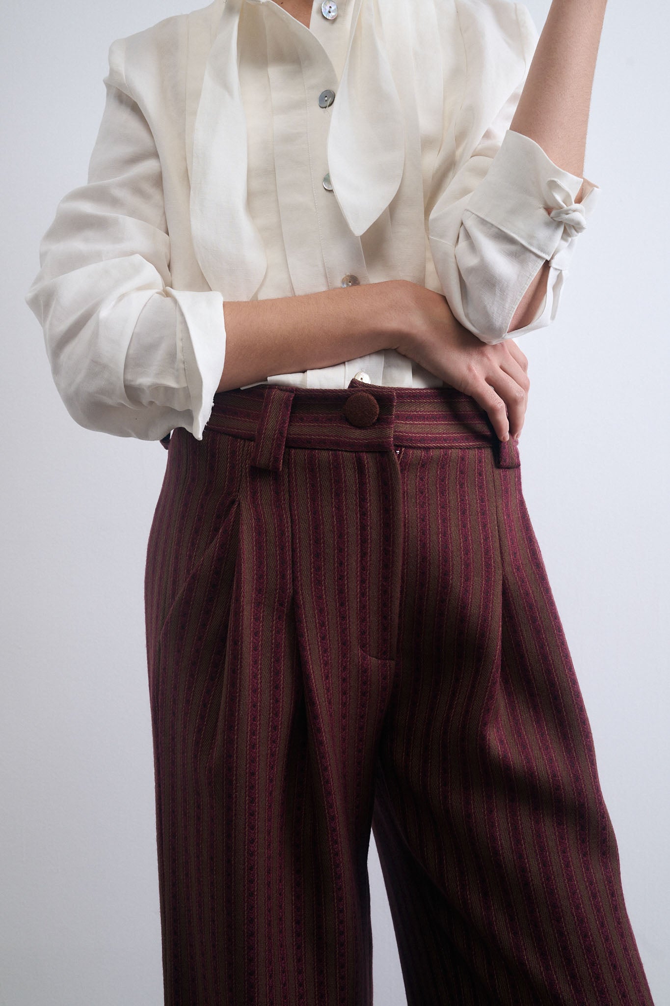 PANTALÓN PUENTE MARRÓN RAYAS PESPUNTE GRANATES