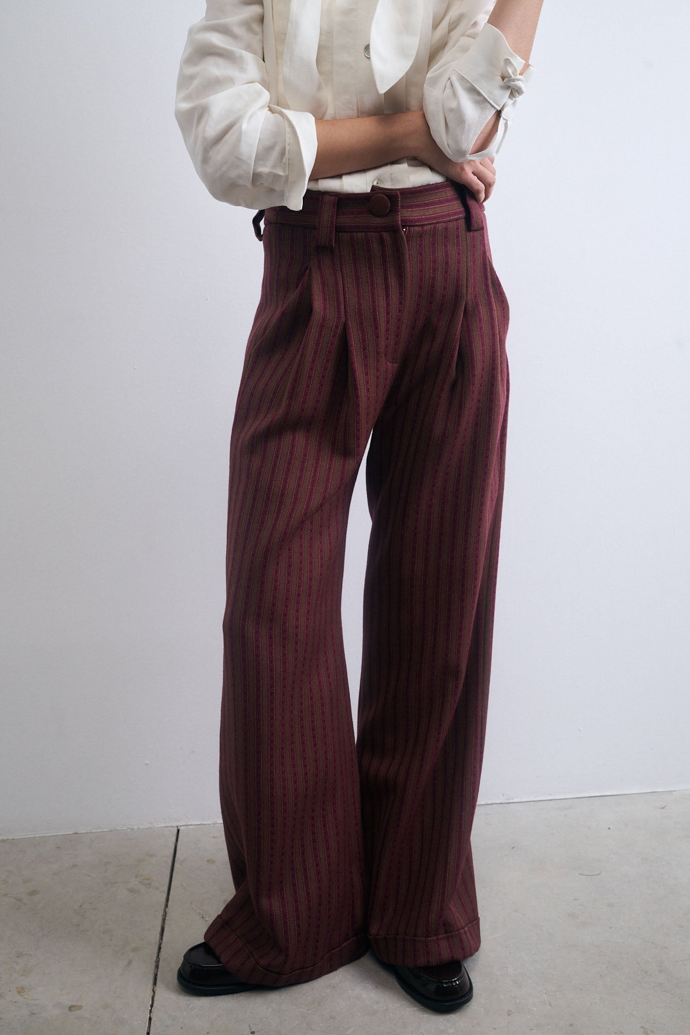 PANTALÓN PUENTE MARRÓN RAYAS PESPUNTE GRANATES