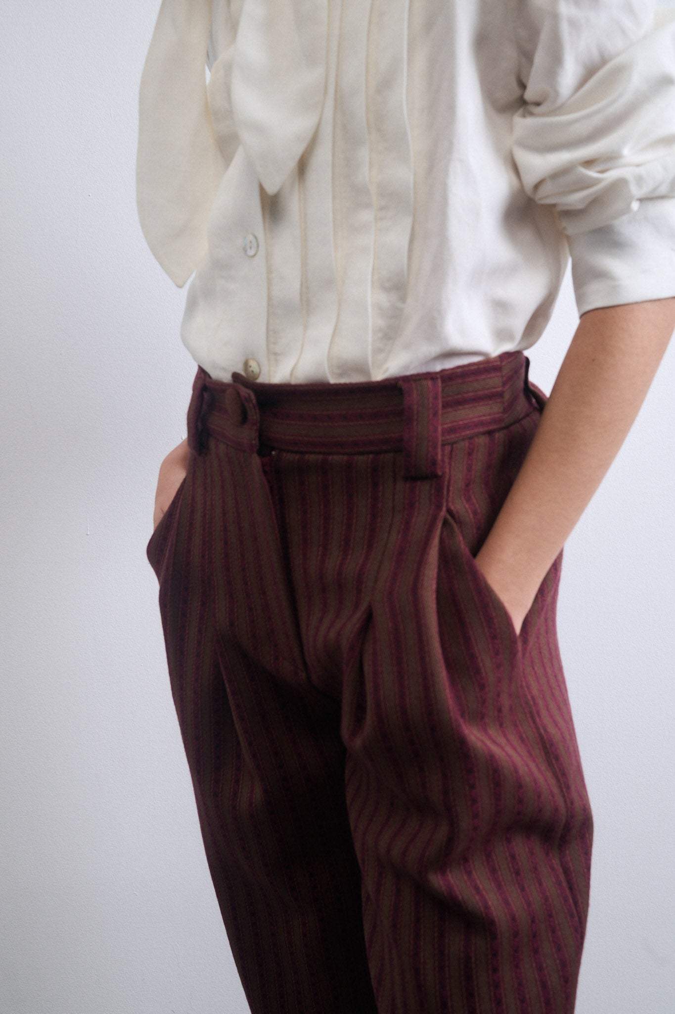 PANTALÓN PUENTE MARRÓN RAYAS PESPUNTE GRANATES