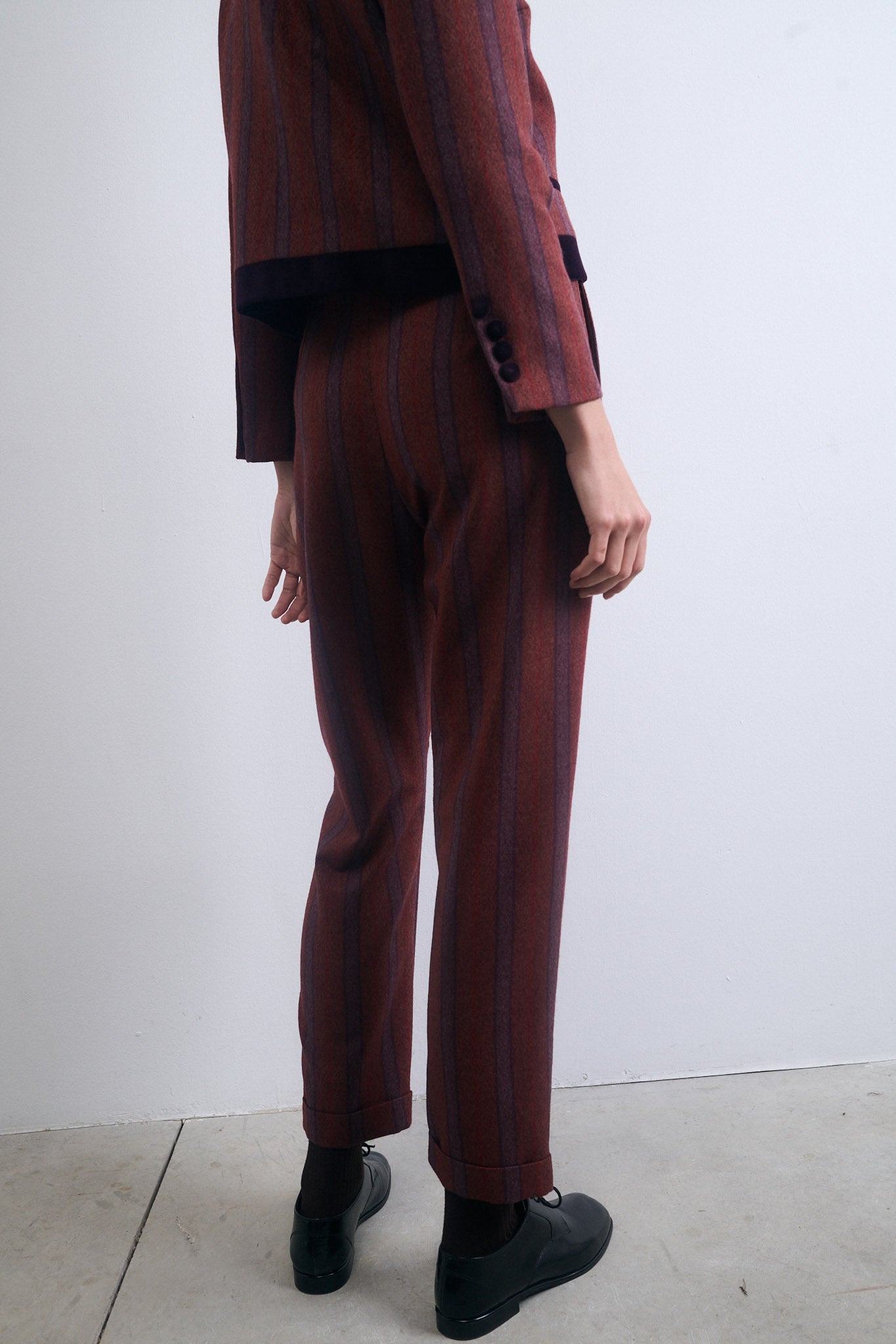 PANTALÓN ARROYO RAYA ANCHA MORADO Y ROJO