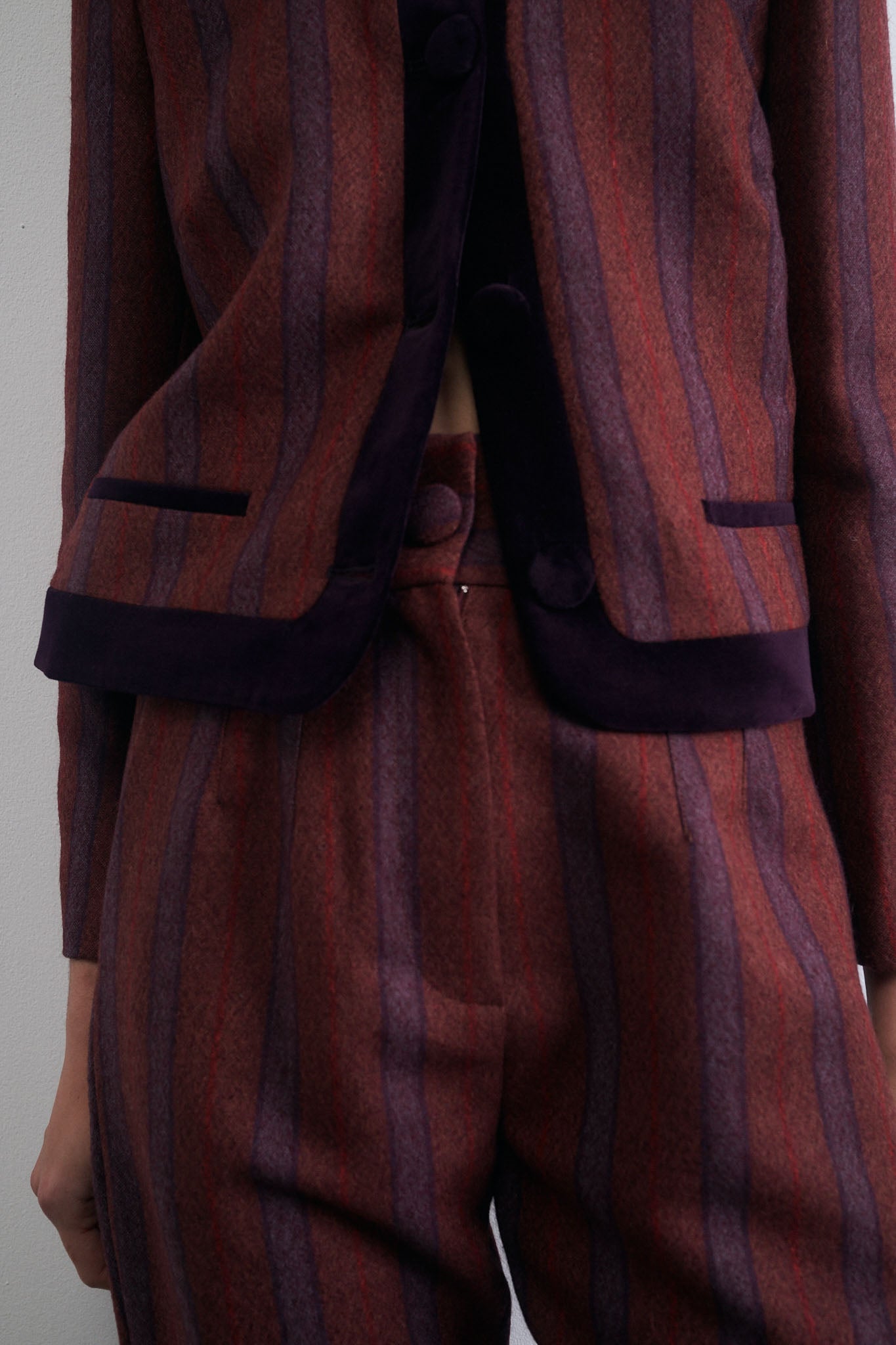 PANTALÓN ARROYO RAYA ANCHA MORADO Y ROJO