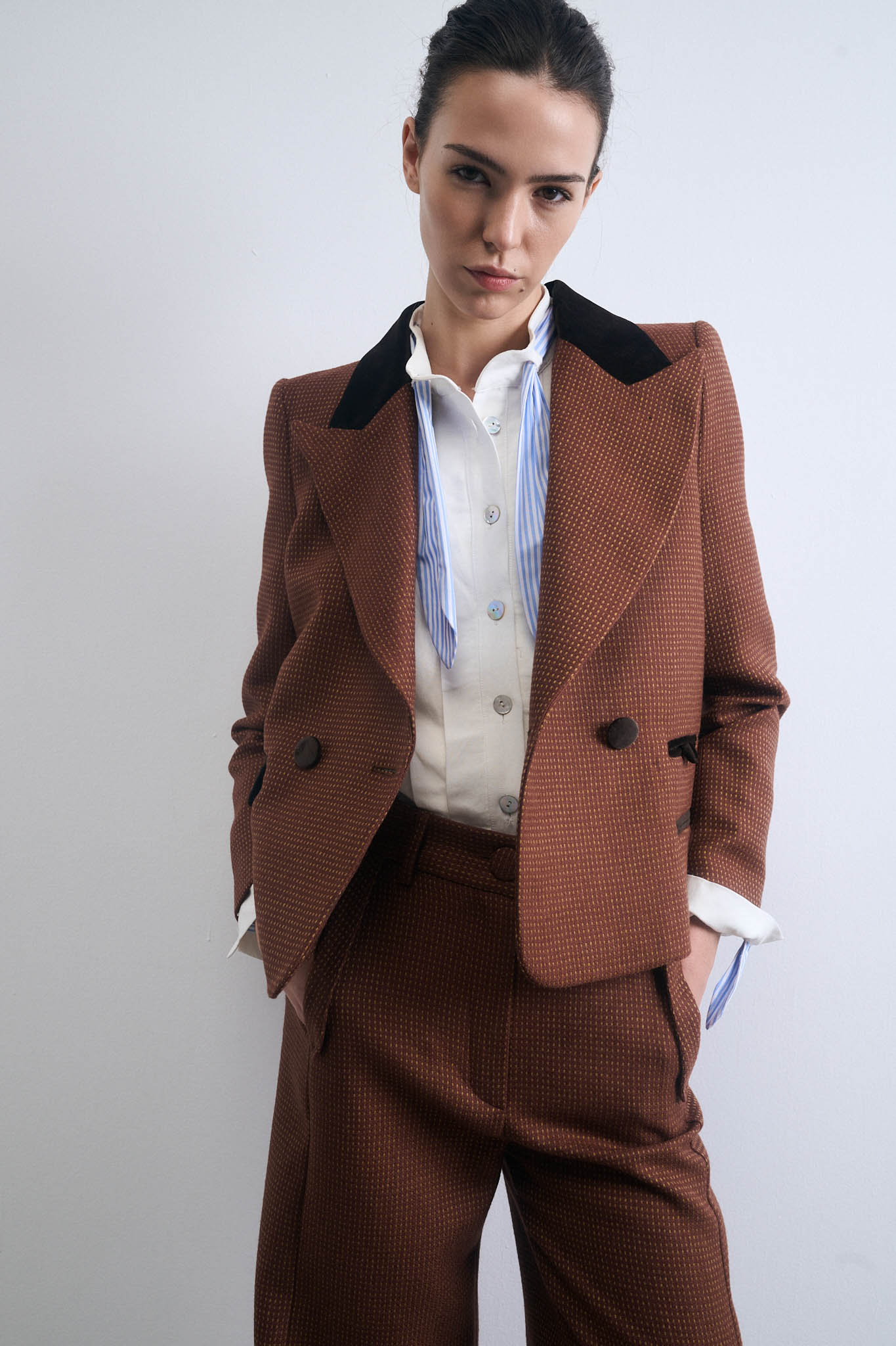 CHAQUETA ALUD MARRÓN CON PUNTOS