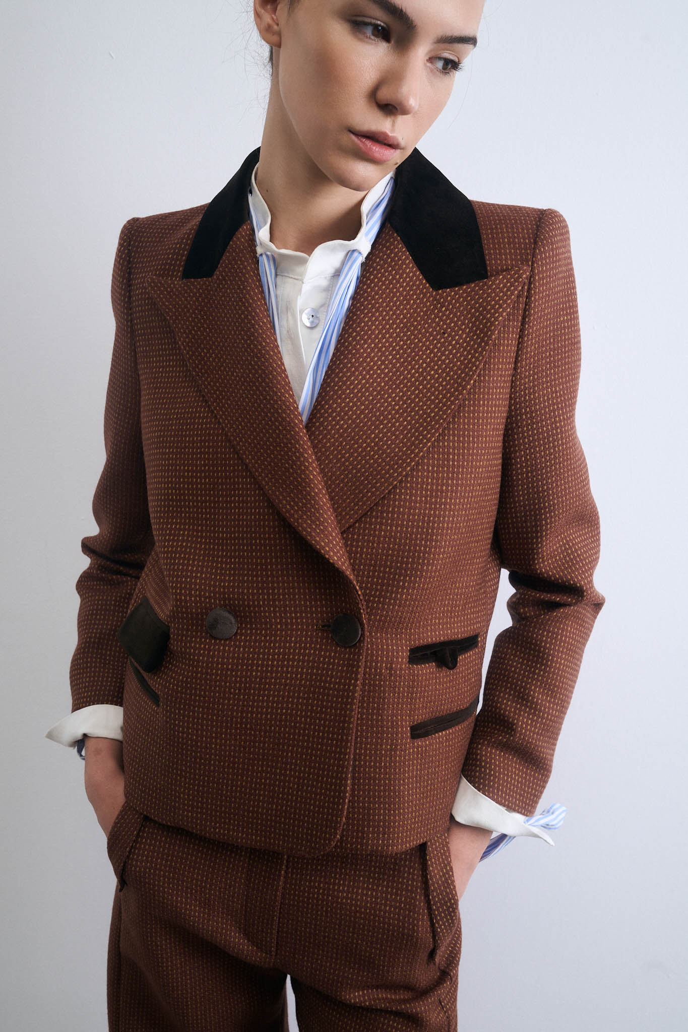 CHAQUETA ALUD MARRÓN CON PUNTOS