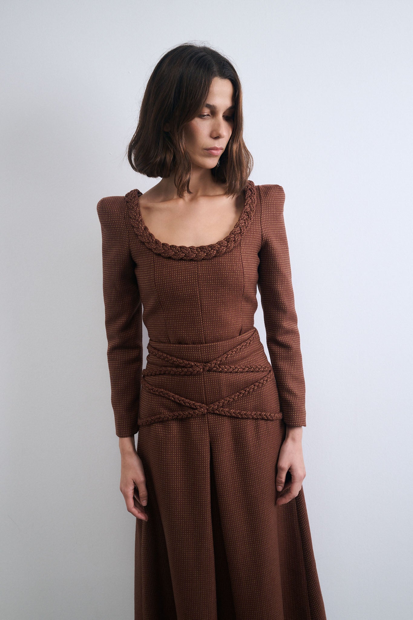 TOP CAUCE MARRÓN CON PUNTOS