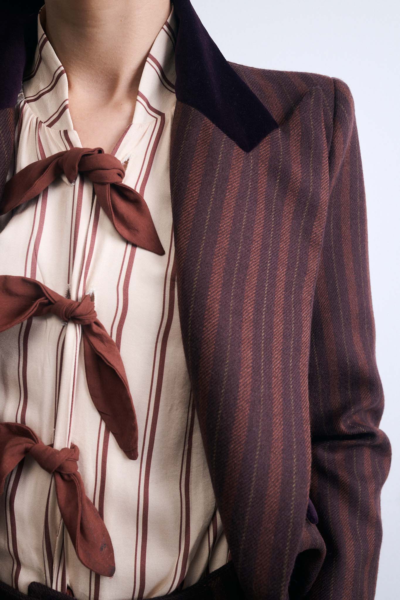 BLAZER NODO GRANATE RAYAS CALDERO Y AMARILLAS