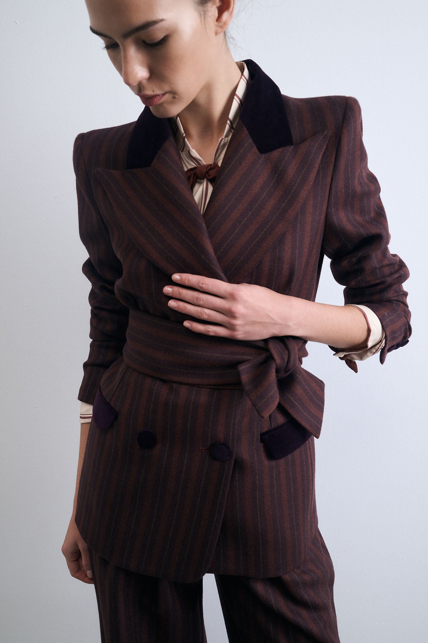 BLAZER NODO GRANATE RAYAS CALDERO Y AMARILLAS