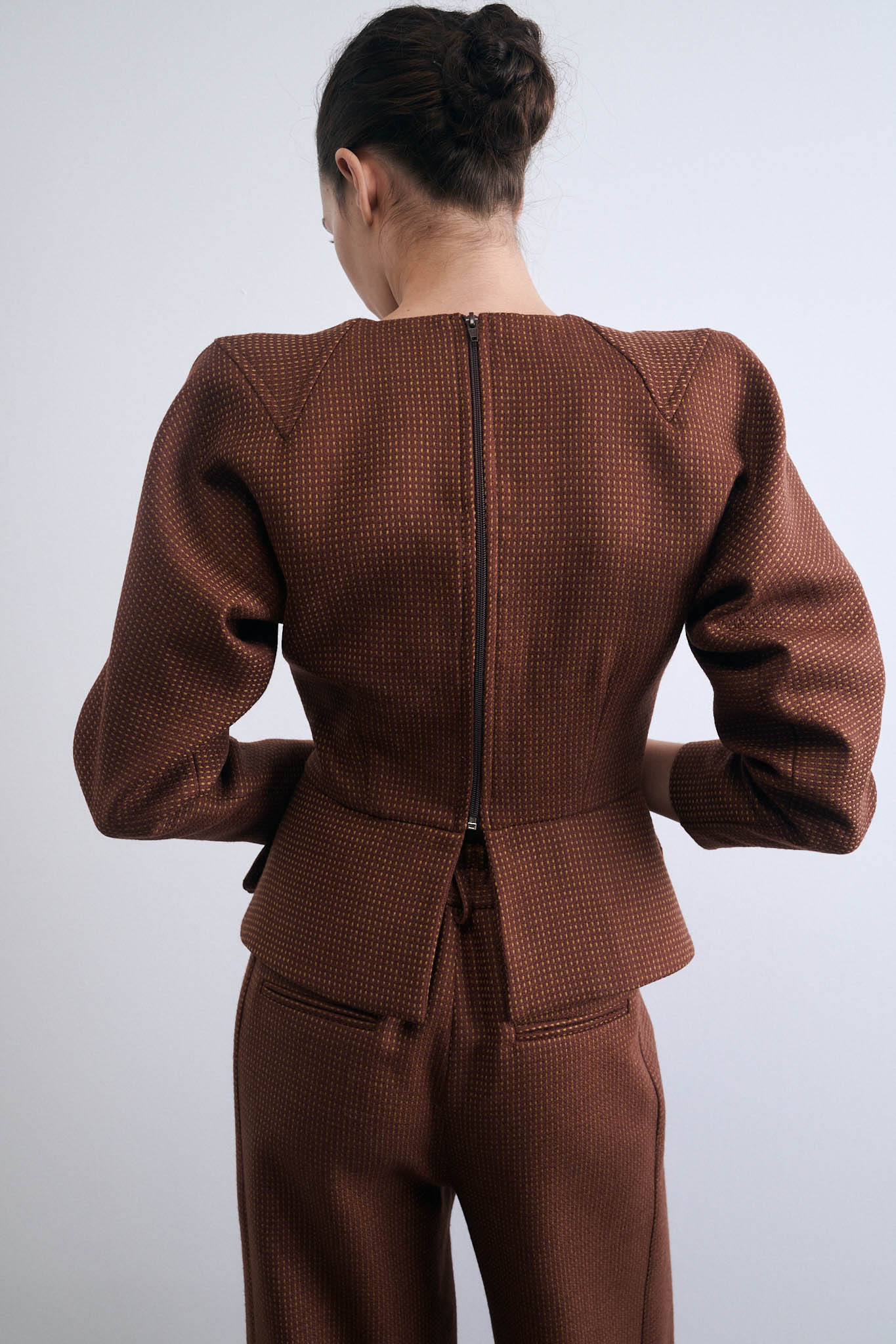 TOP FONDO MARRÓN CON PUNTOS