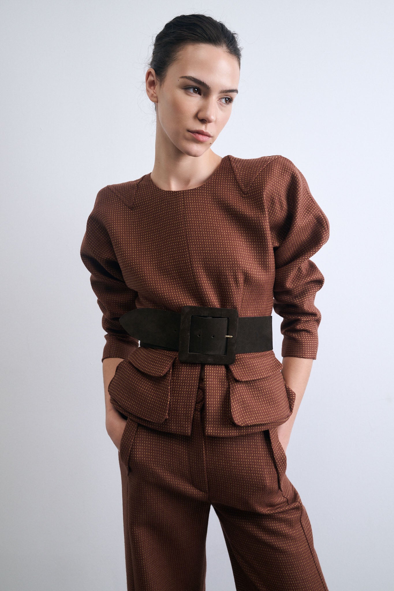 TOP FONDO MARRÓN CON PUNTOS