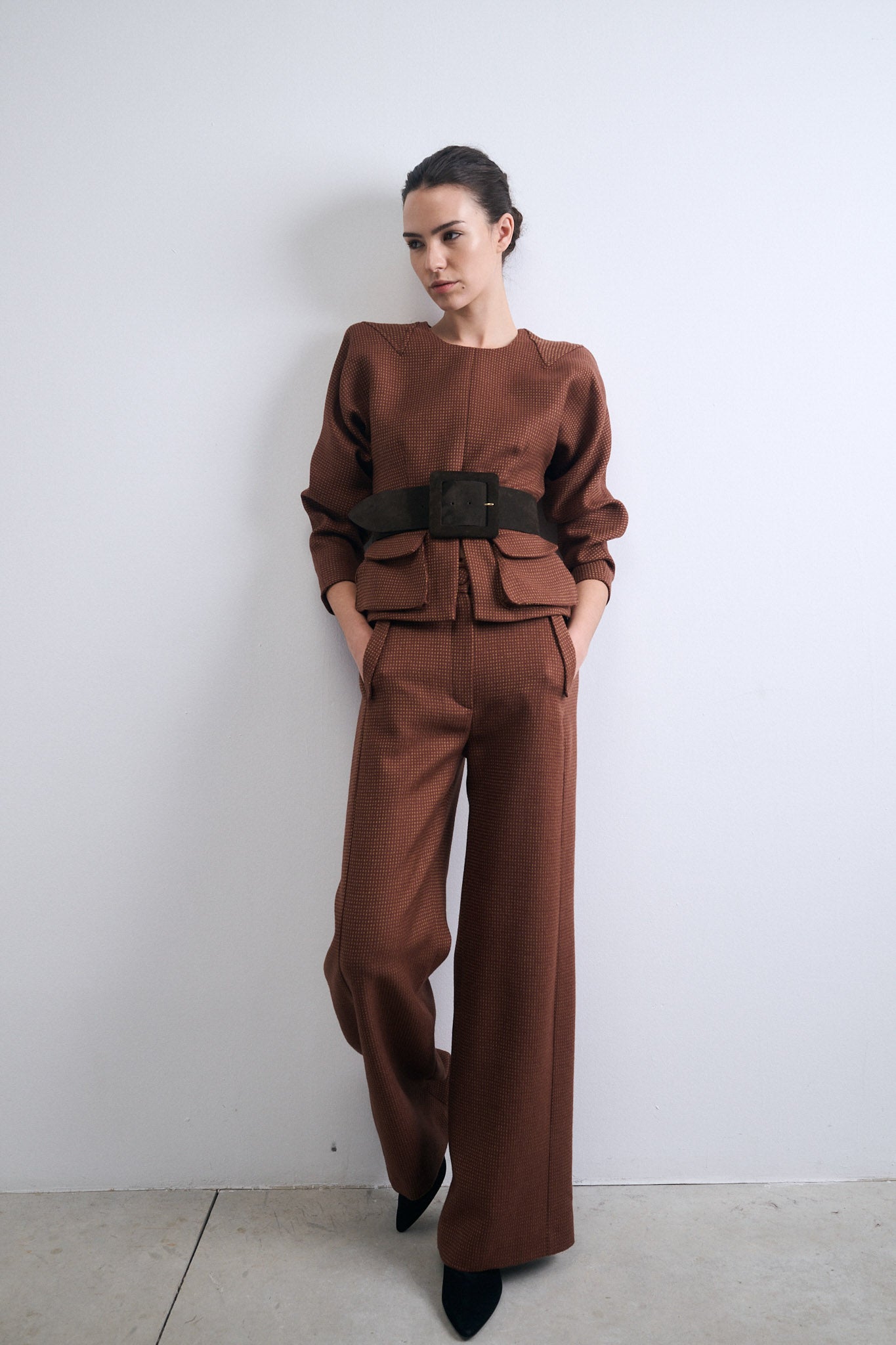 TOP FONDO MARRÓN CON PUNTOS