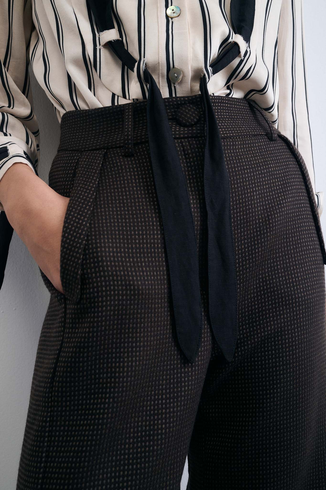 PANTALÓN TRAMA NEGRO CON PUNTOS