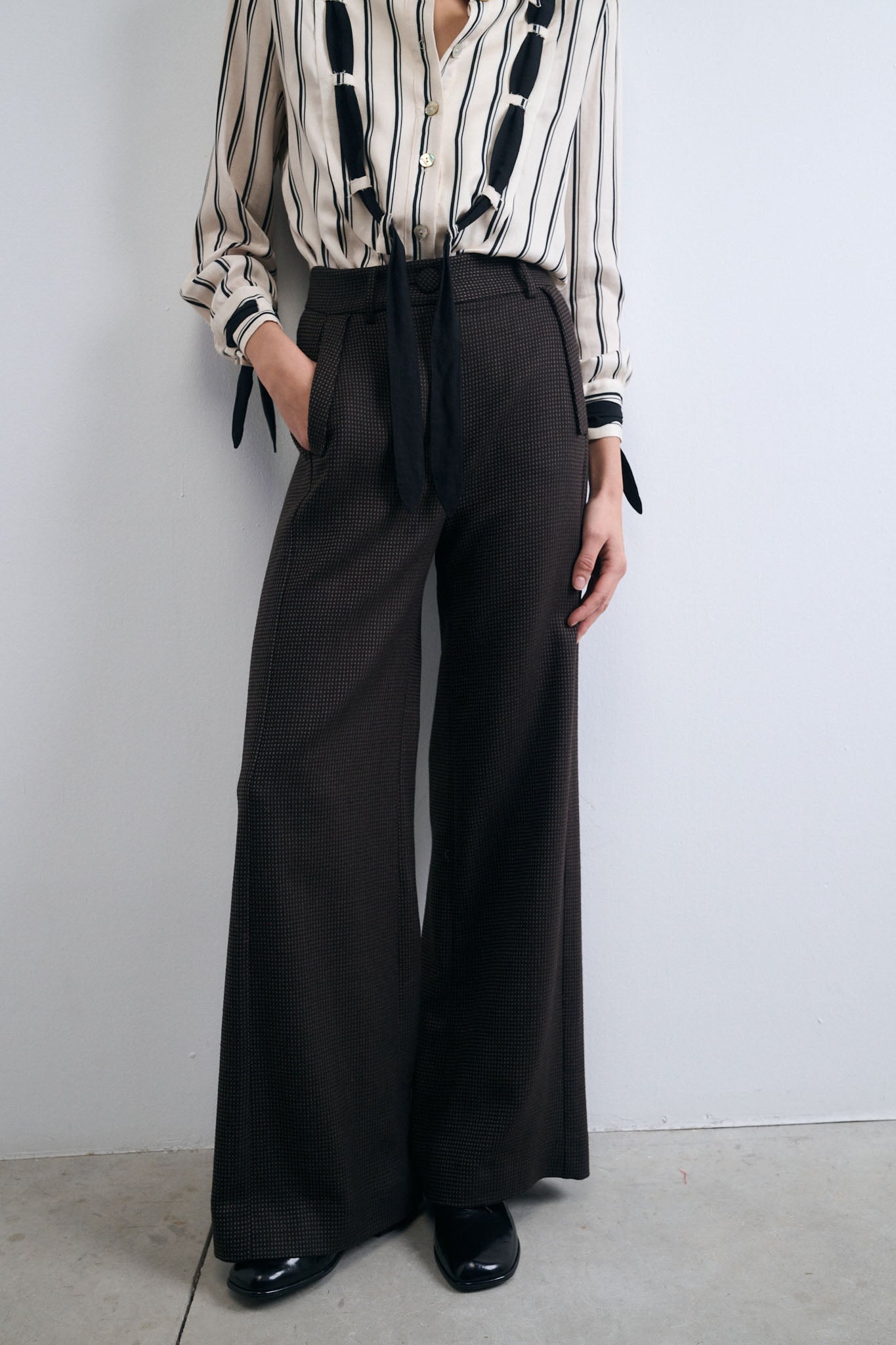 PANTALÓN TRAMA NEGRO CON PUNTOS