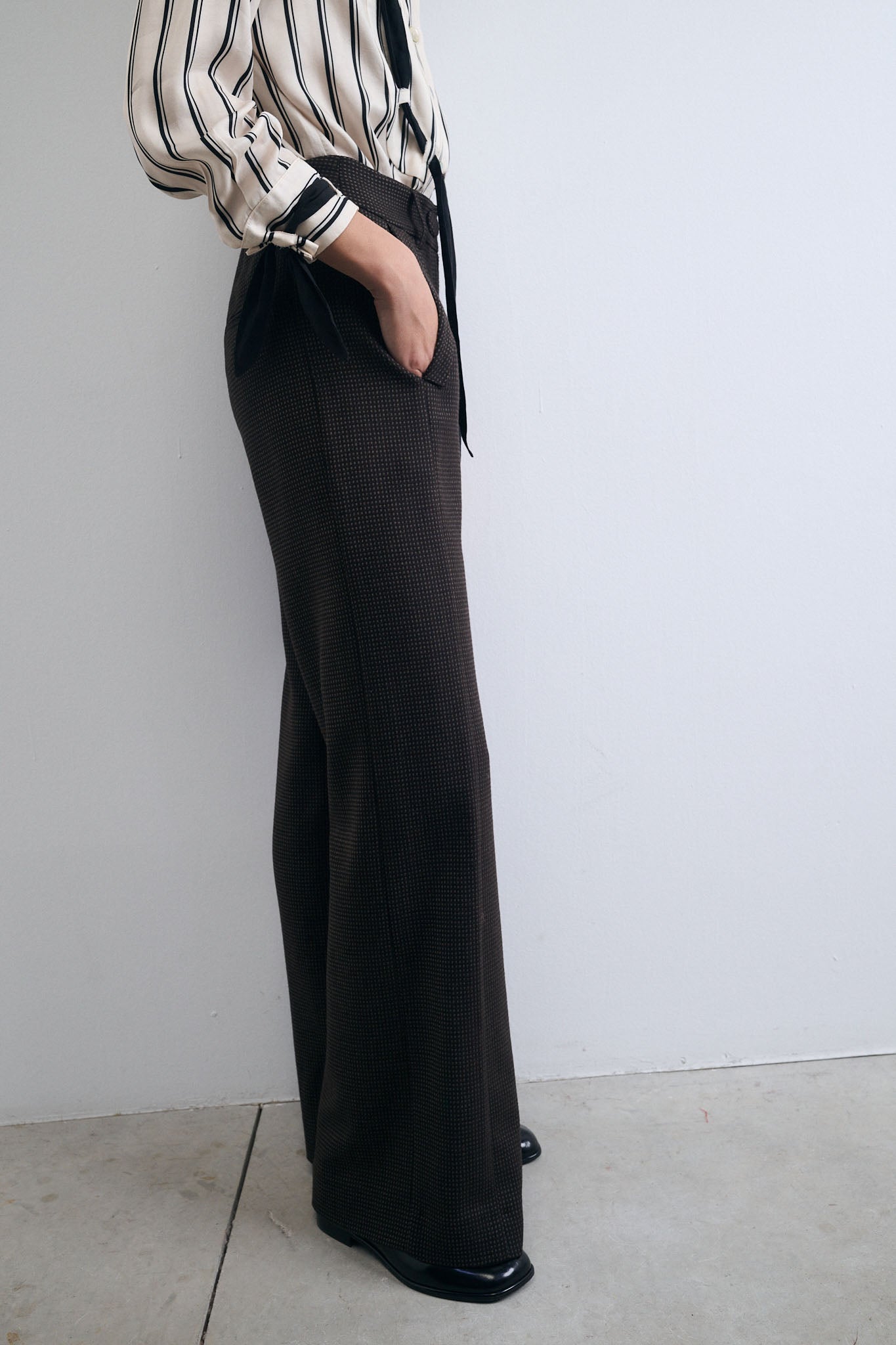 PANTALÓN TRAMA NEGRO CON PUNTOS