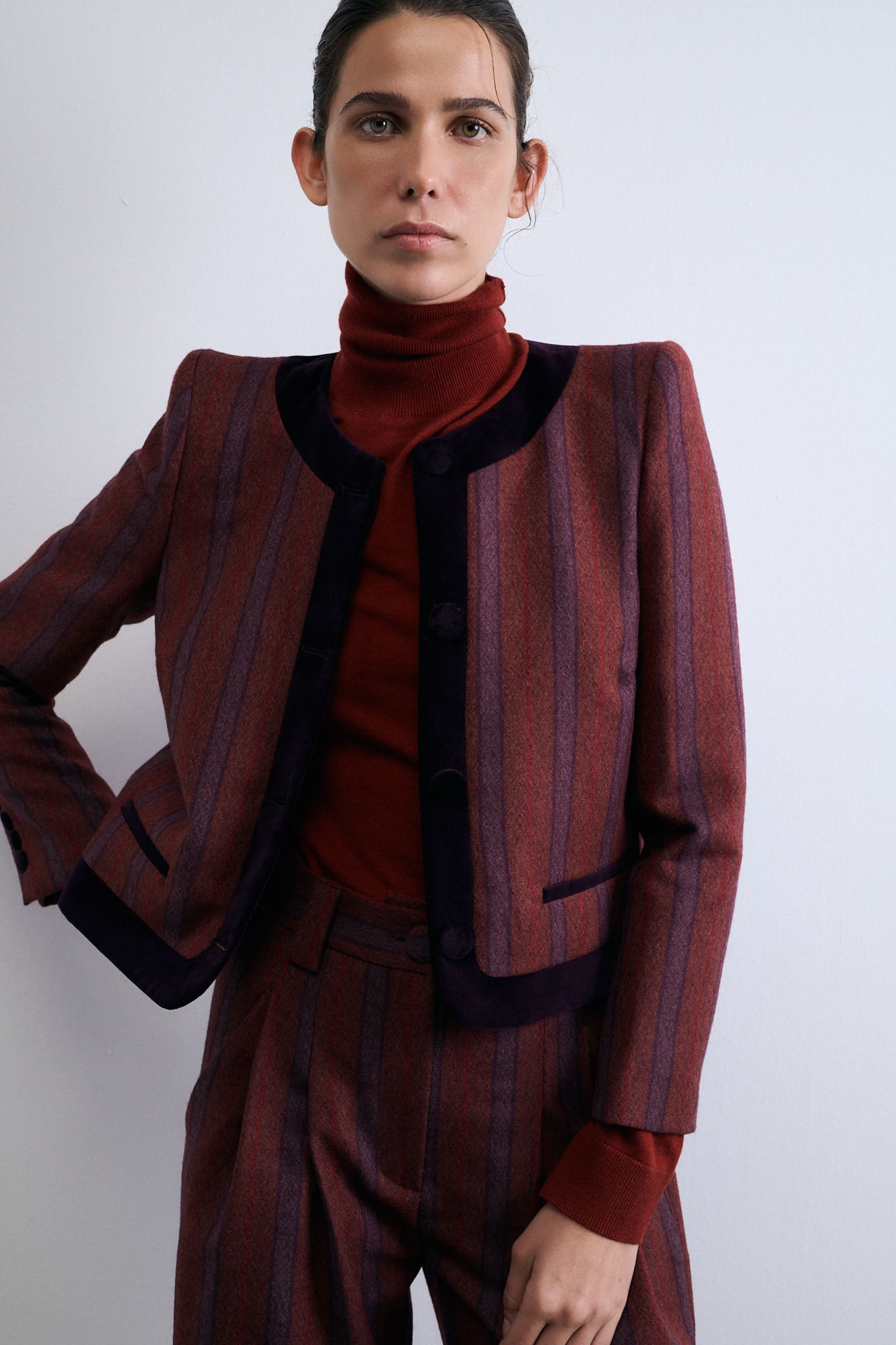 CHAQUETA SESGO RAYA ANCHA MORADO Y ROJO