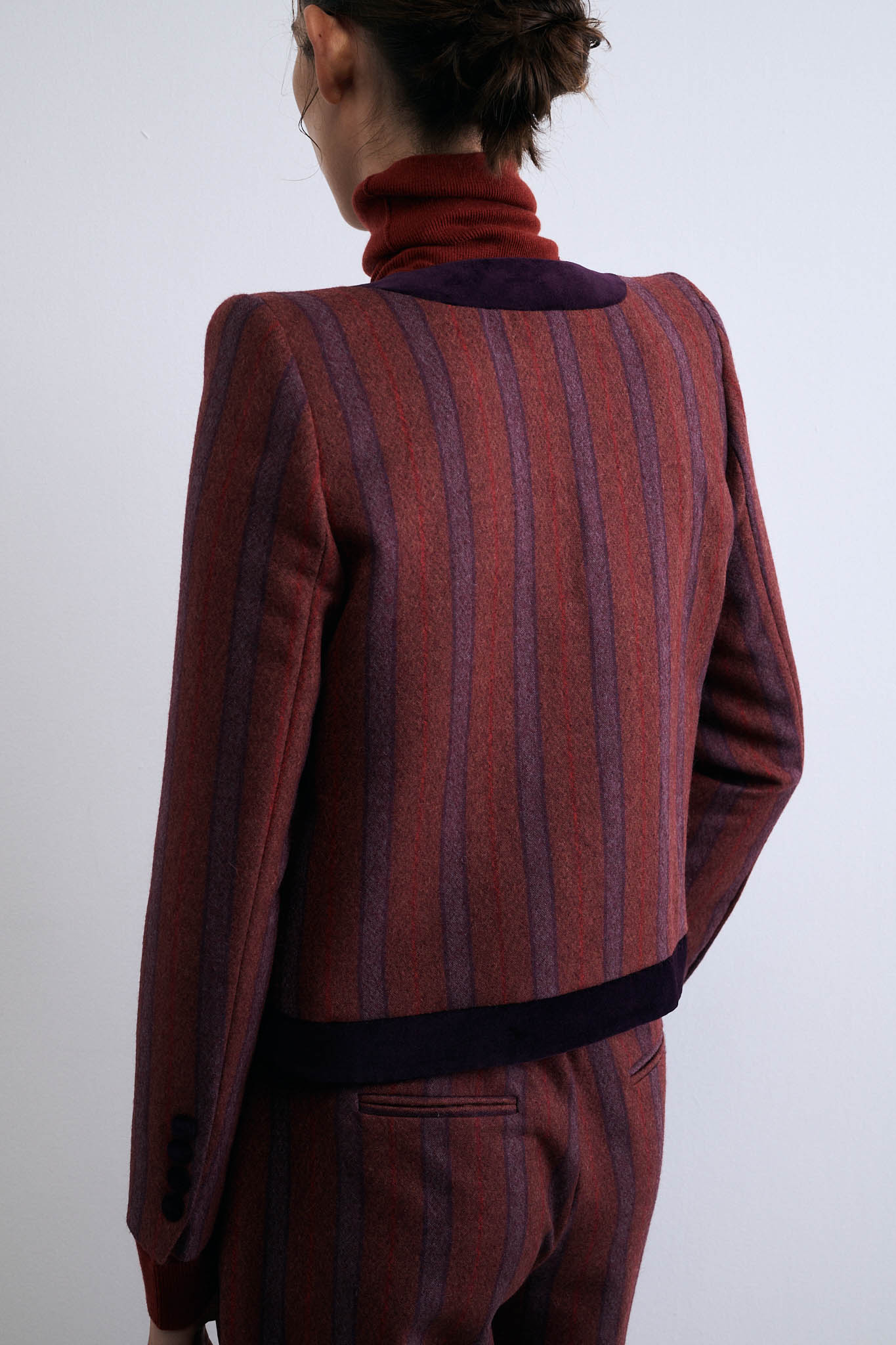 CHAQUETA SESGO RAYA ANCHA MORADO Y ROJO