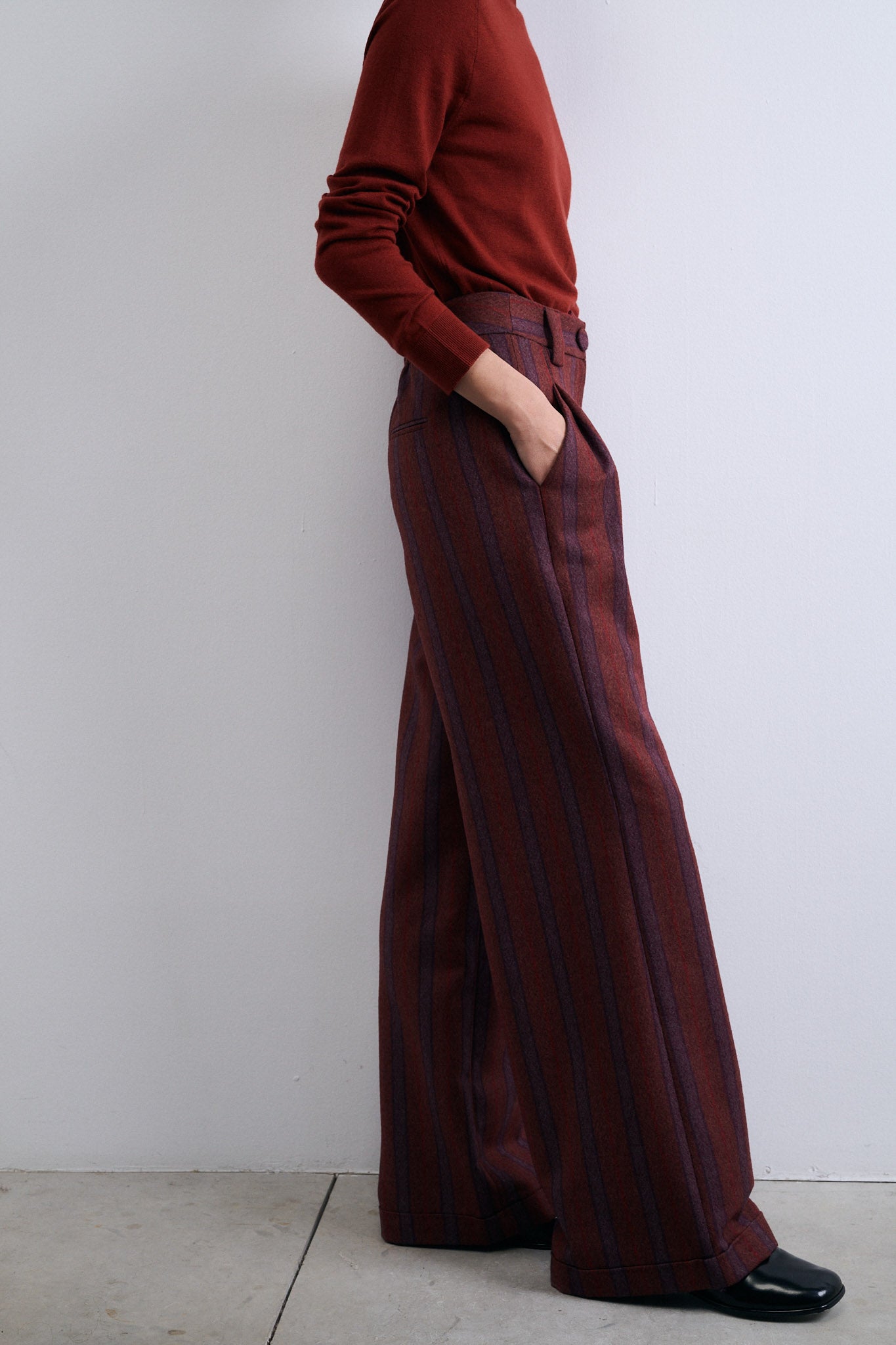 PANTALÓN PUENTE RAYA ANCHA MORADO Y ROJO