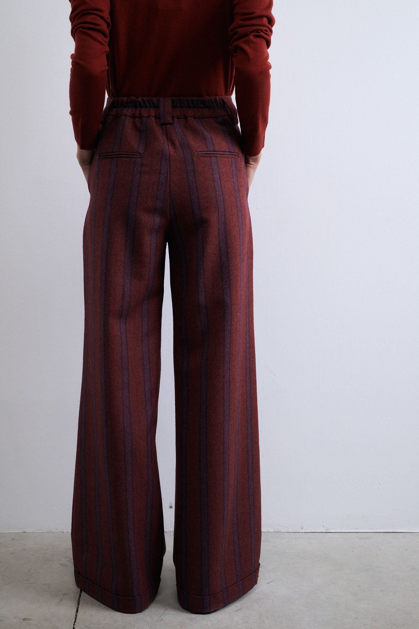 PANTALÓN PUENTE RAYA ANCHA MORADO Y ROJO