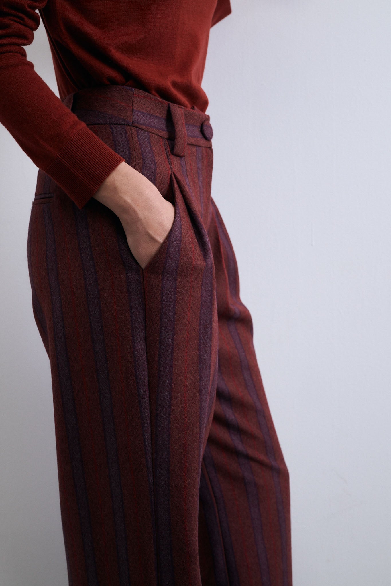 PANTALÓN PUENTE RAYA ANCHA MORADO Y ROJO