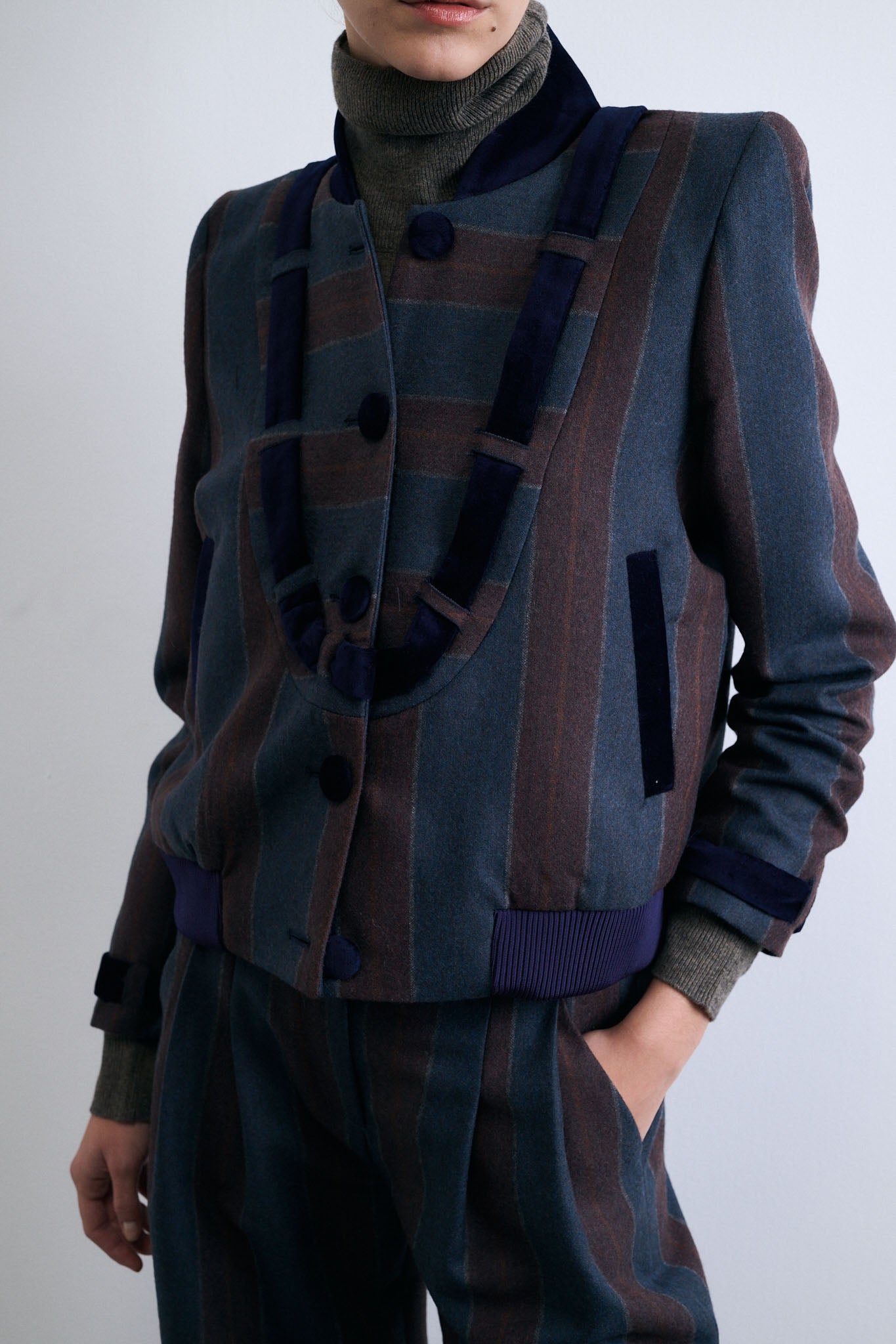 BOMBER SELLO RAYA ANCHA AZUL Y GRANATE