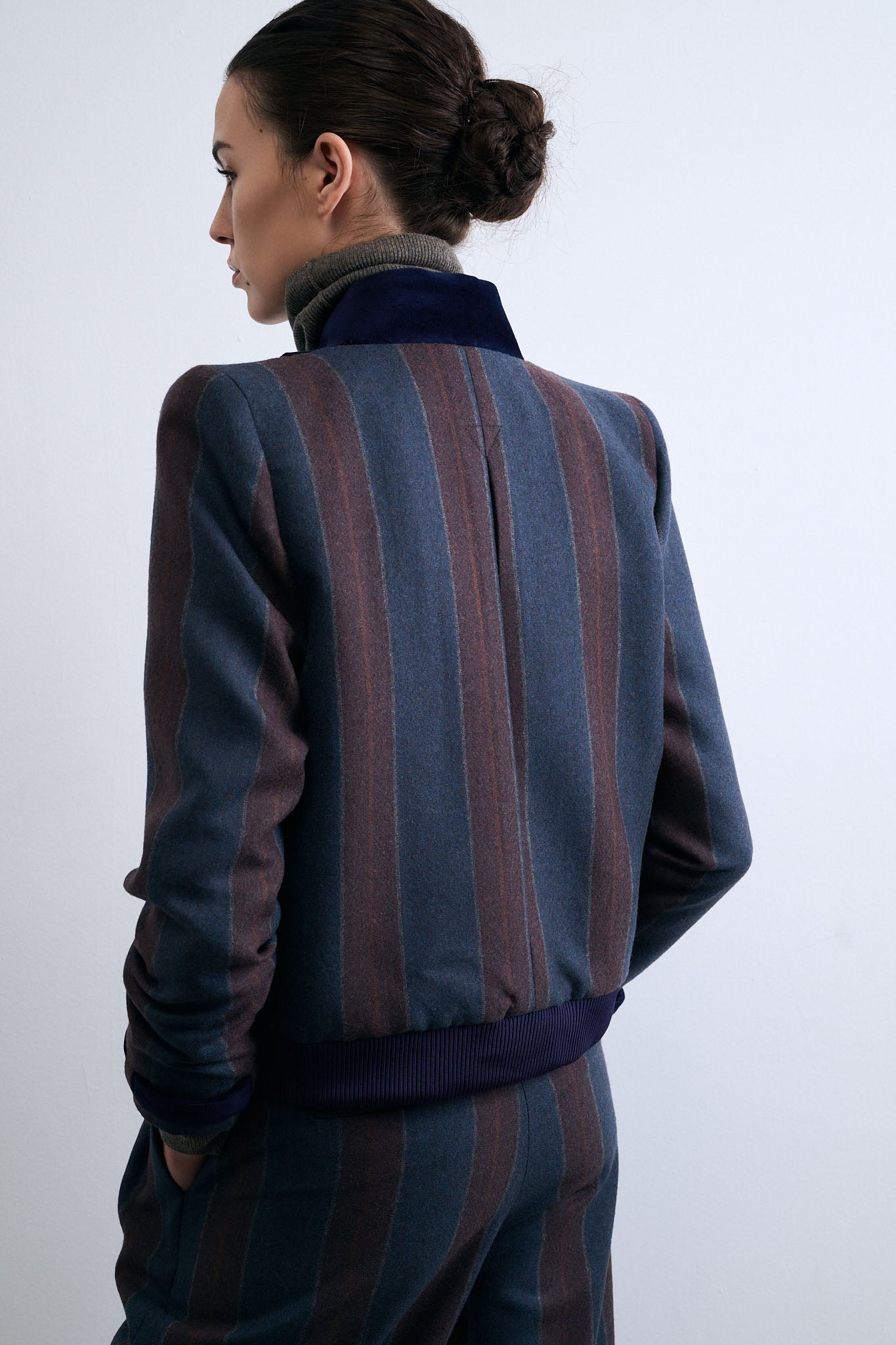 BOMBER SELLO RAYA ANCHA AZUL Y GRANATE