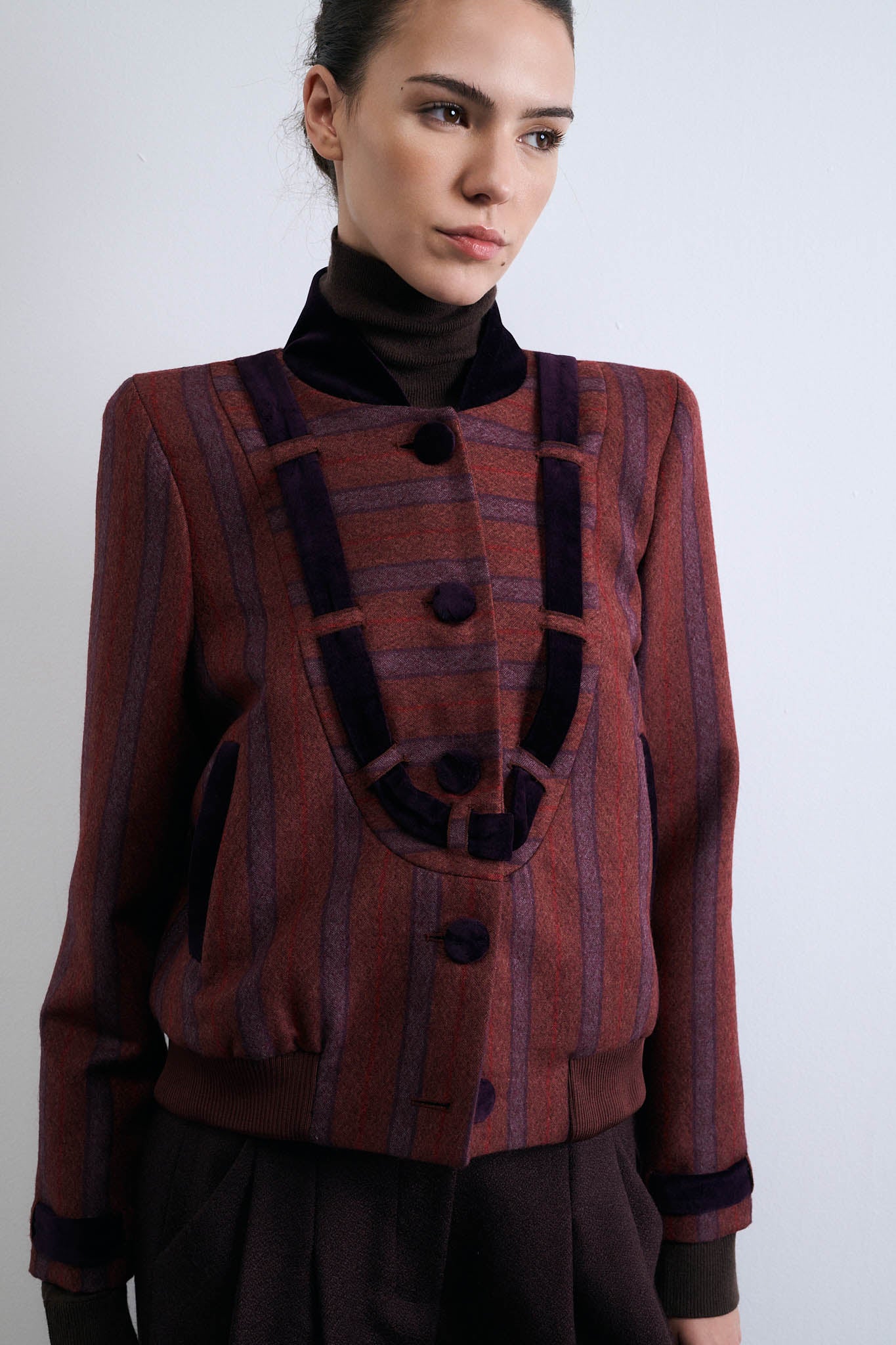 BOMBER SELLO RAYA ANCHA MORADO Y ROJO