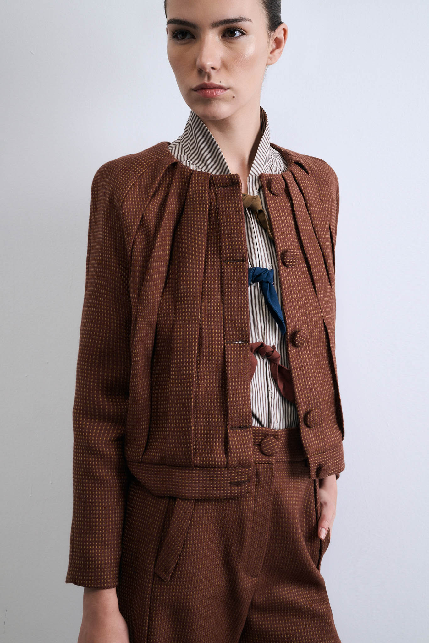 CHAQUETA FUGA MARRÓN CON PUNTOS