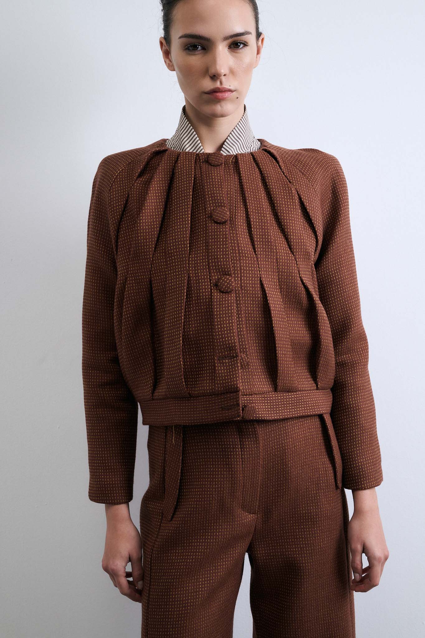 CHAQUETA FUGA MARRÓN CON PUNTOS