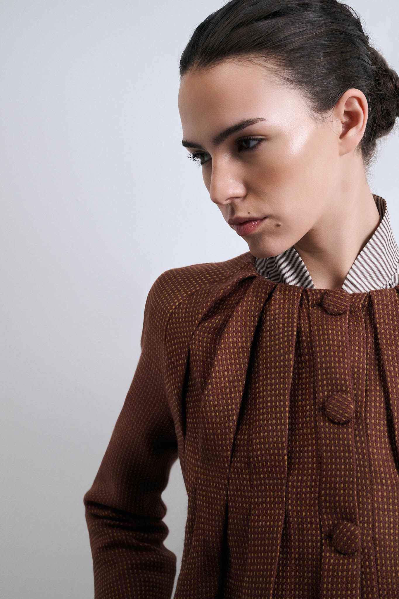 CHAQUETA FUGA MARRÓN CON PUNTOS