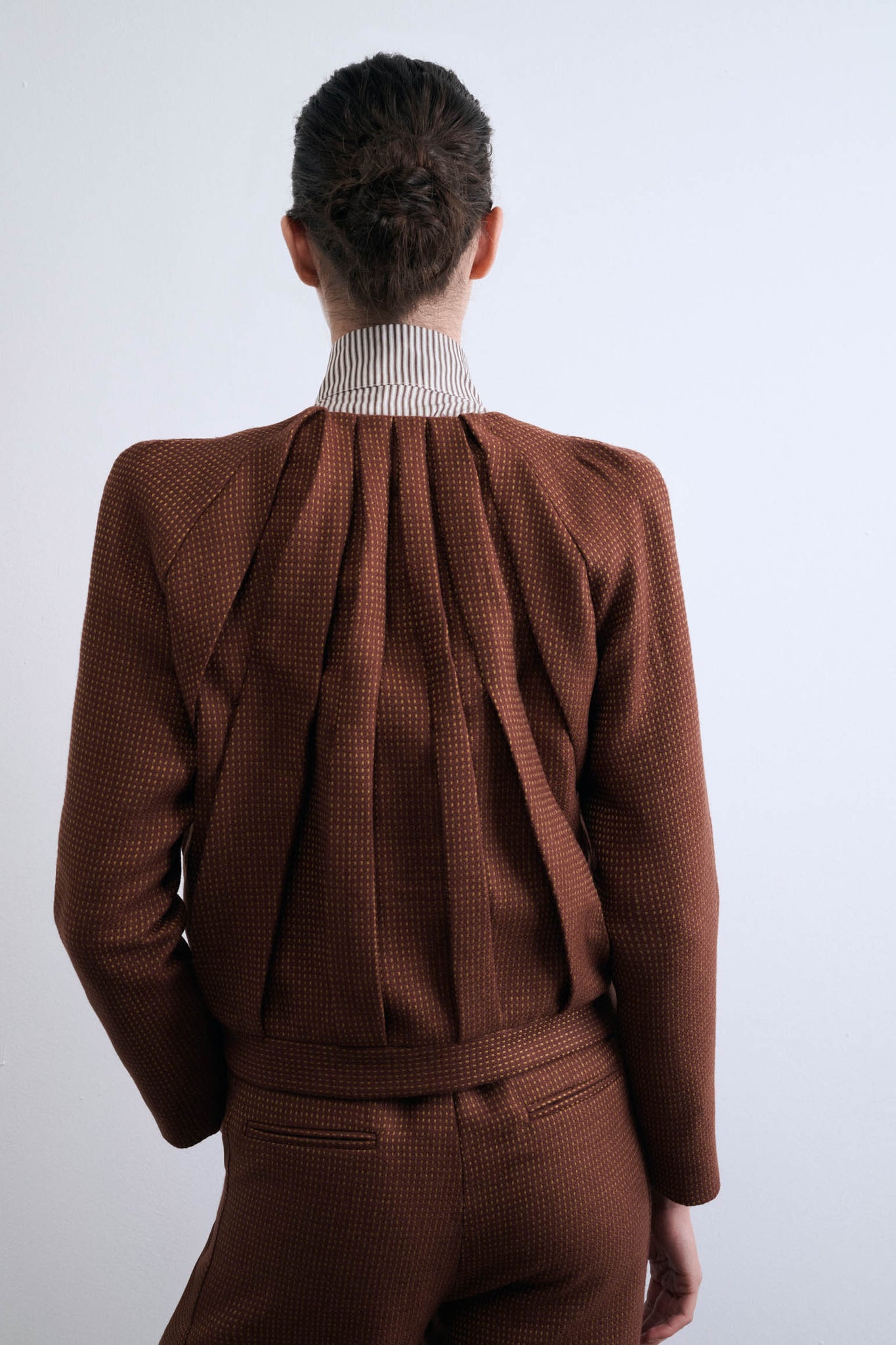 CHAQUETA FUGA MARRÓN CON PUNTOS