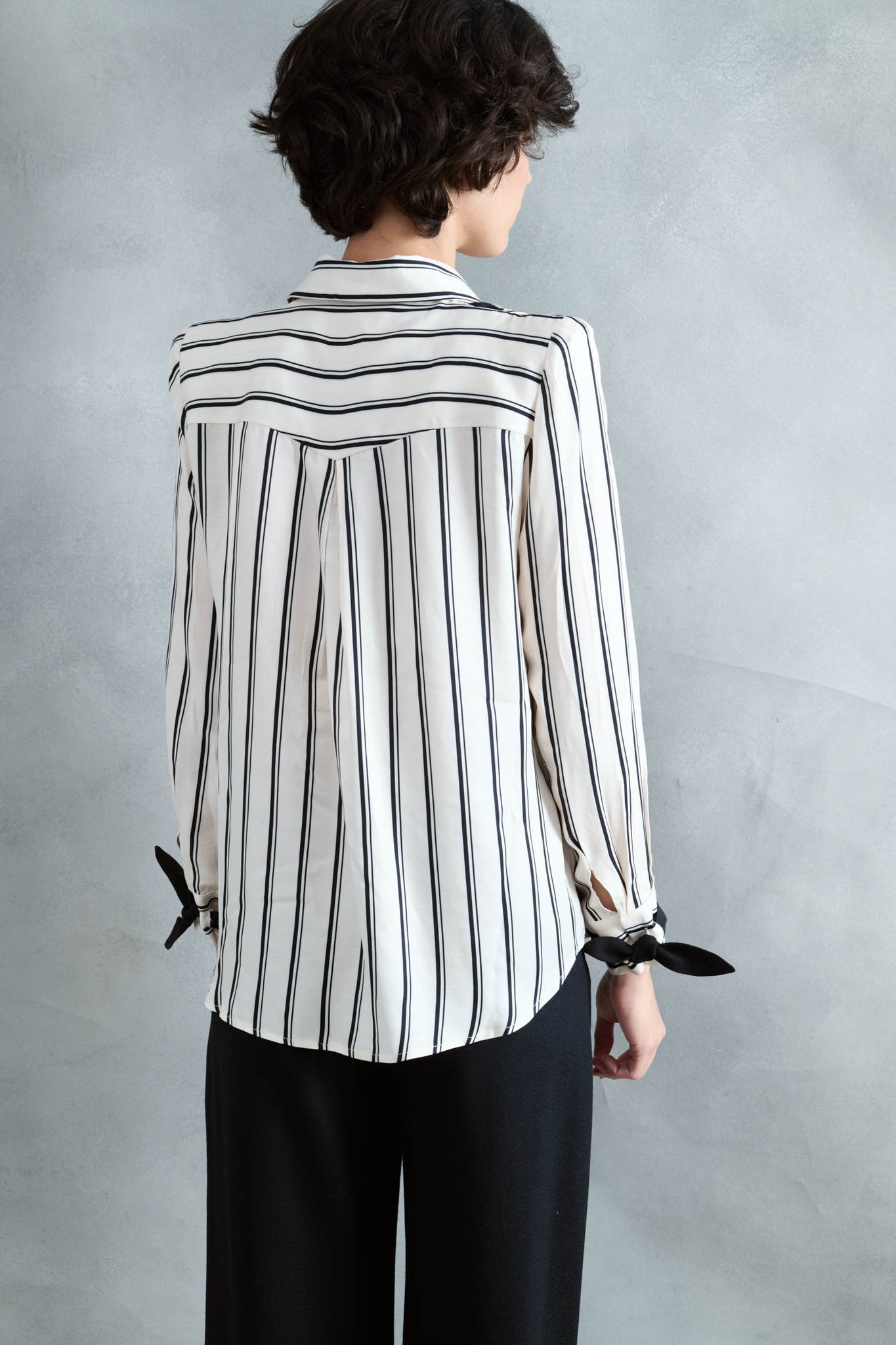 BLUSA CEDRO CRUDO RAYA NEGRA