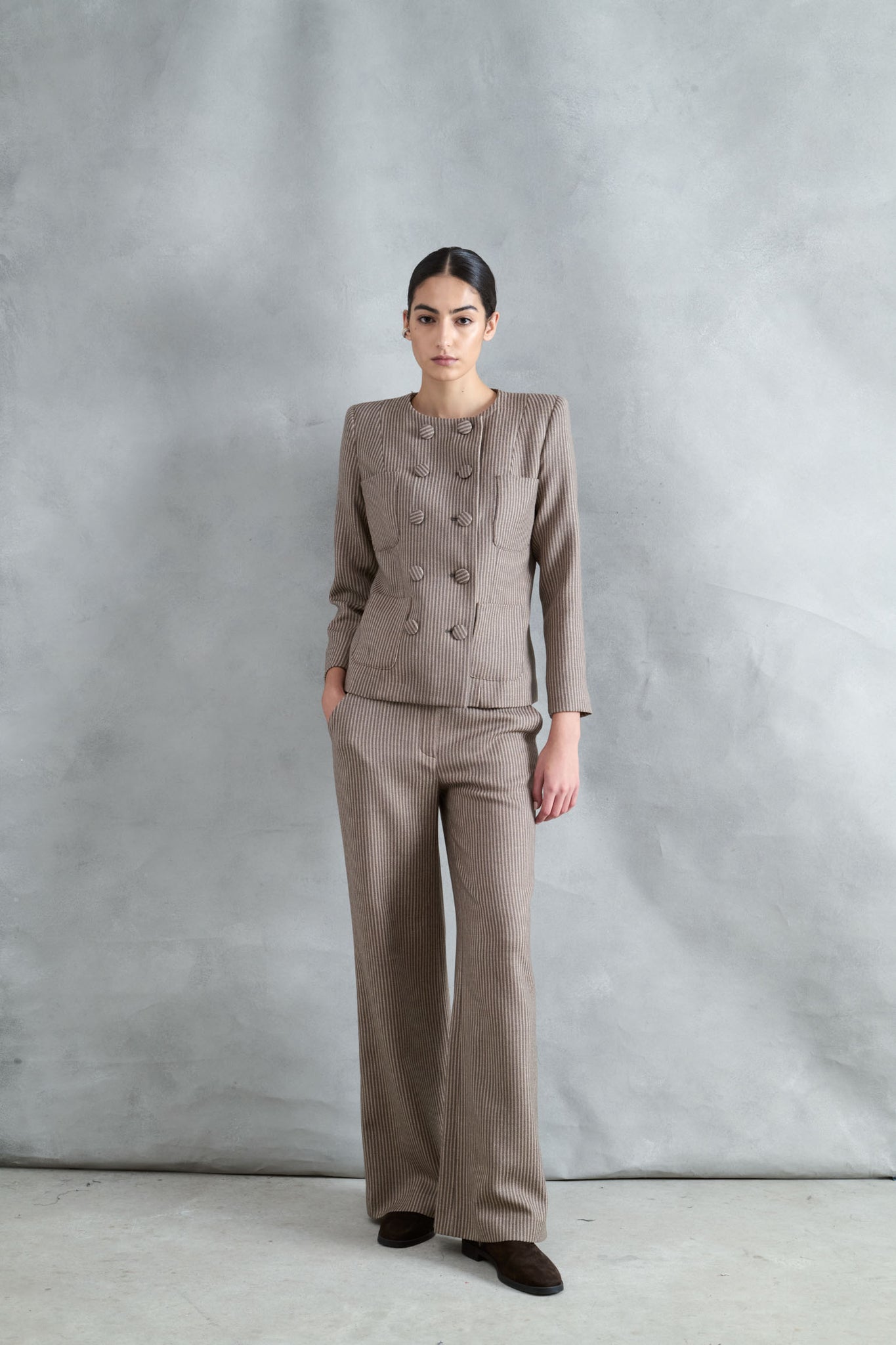 CHAQUETA MANTO RAYAS FINAS TOPO