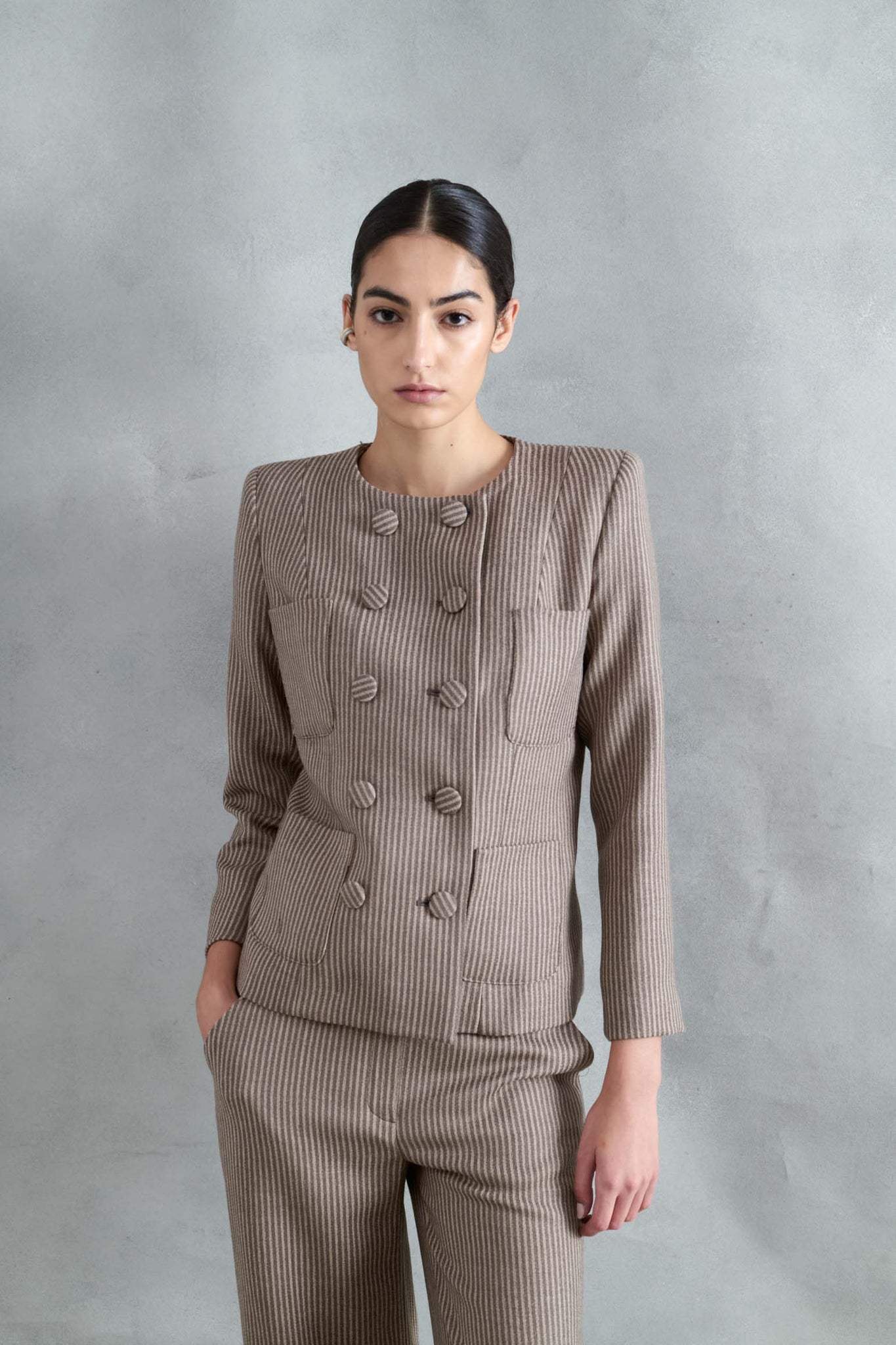 CHAQUETA MANTO RAYAS FINAS TOPO