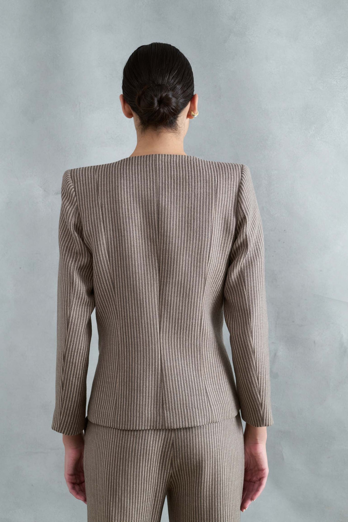 CHAQUETA MANTO RAYAS FINAS TOPO