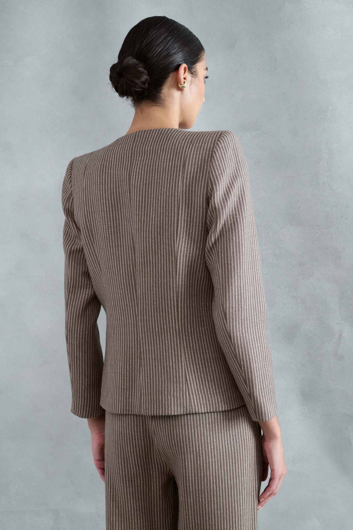 CHAQUETA MANTO RAYAS FINAS TOPO