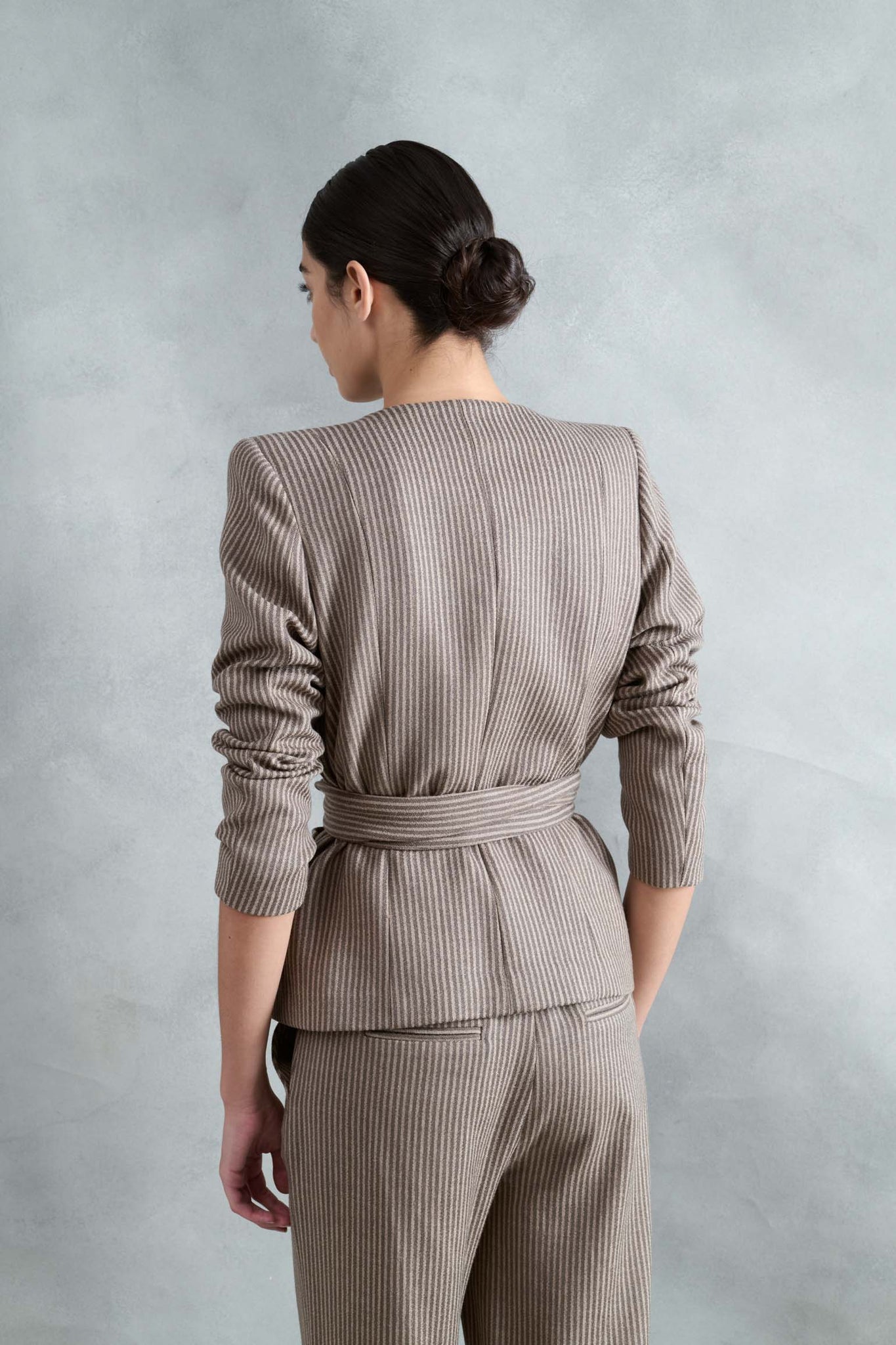 CHAQUETA MANTO RAYAS FINAS TOPO