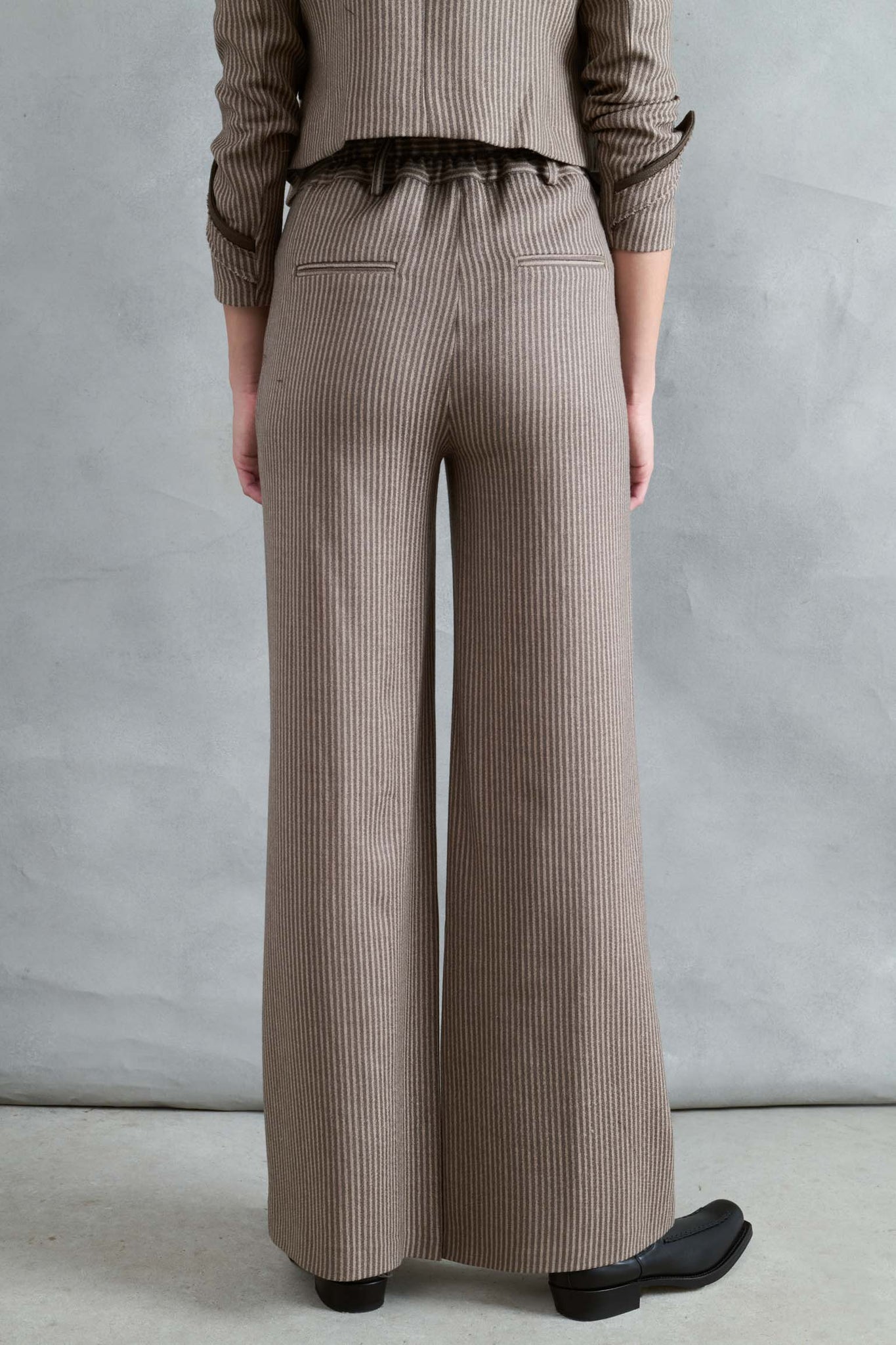 PANTALÓN AIRE RAYAS FINAS TOPO