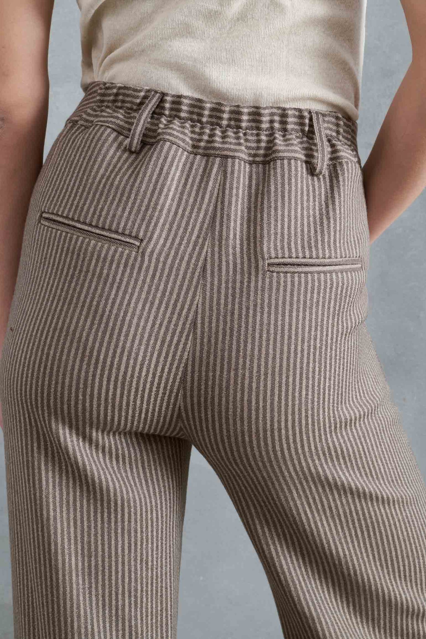 PANTALÓN AIRE RAYAS FINAS TOPO