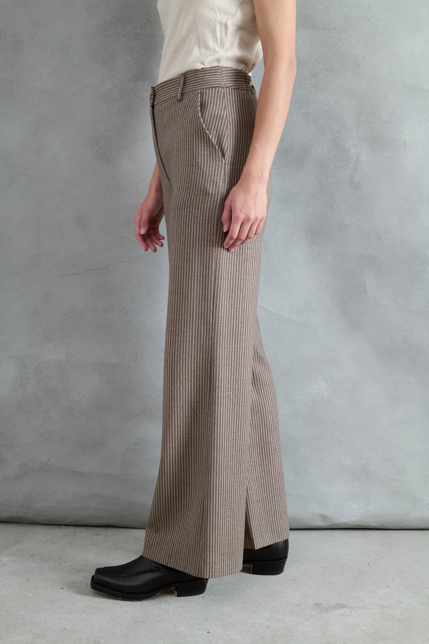 PANTALÓN AIRE RAYAS FINAS TOPO